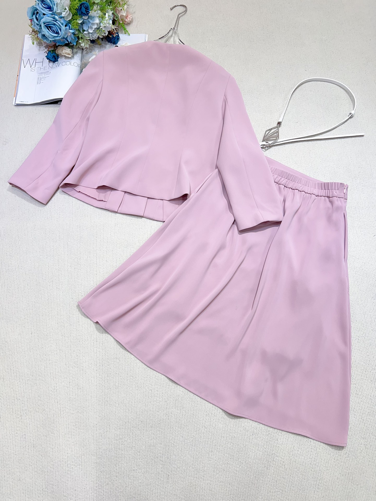 High-Quality Women’s Clothes: White and Pink Suit with Silk Fabric and Adjustable Belt - 图片 9
