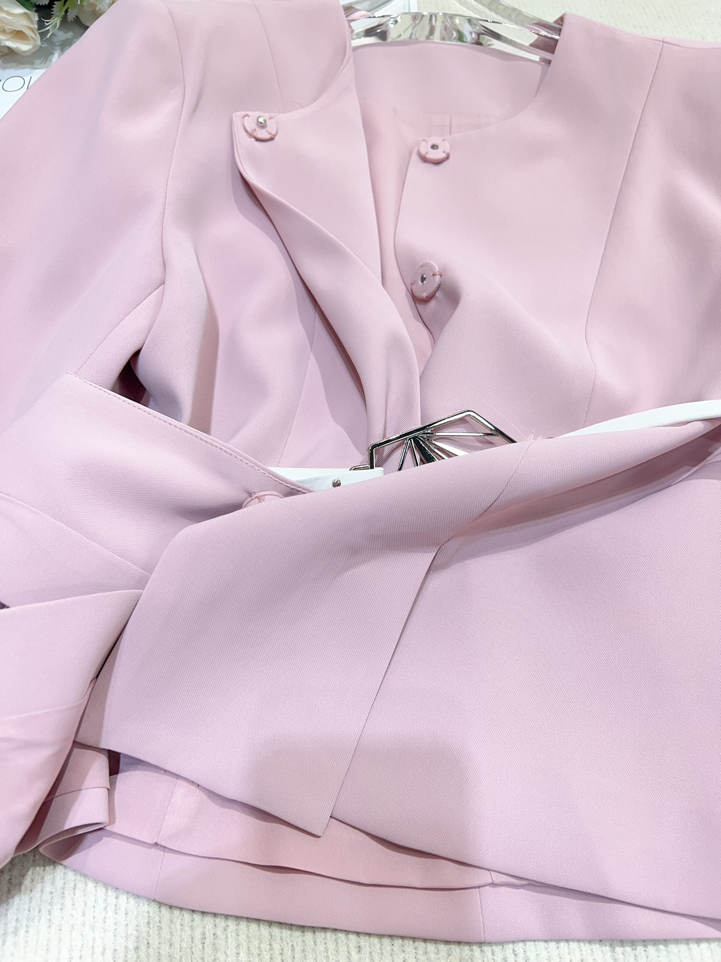 High-Quality Women’s Clothes: White and Pink Suit with Silk Fabric and Adjustable Belt - 图片 7