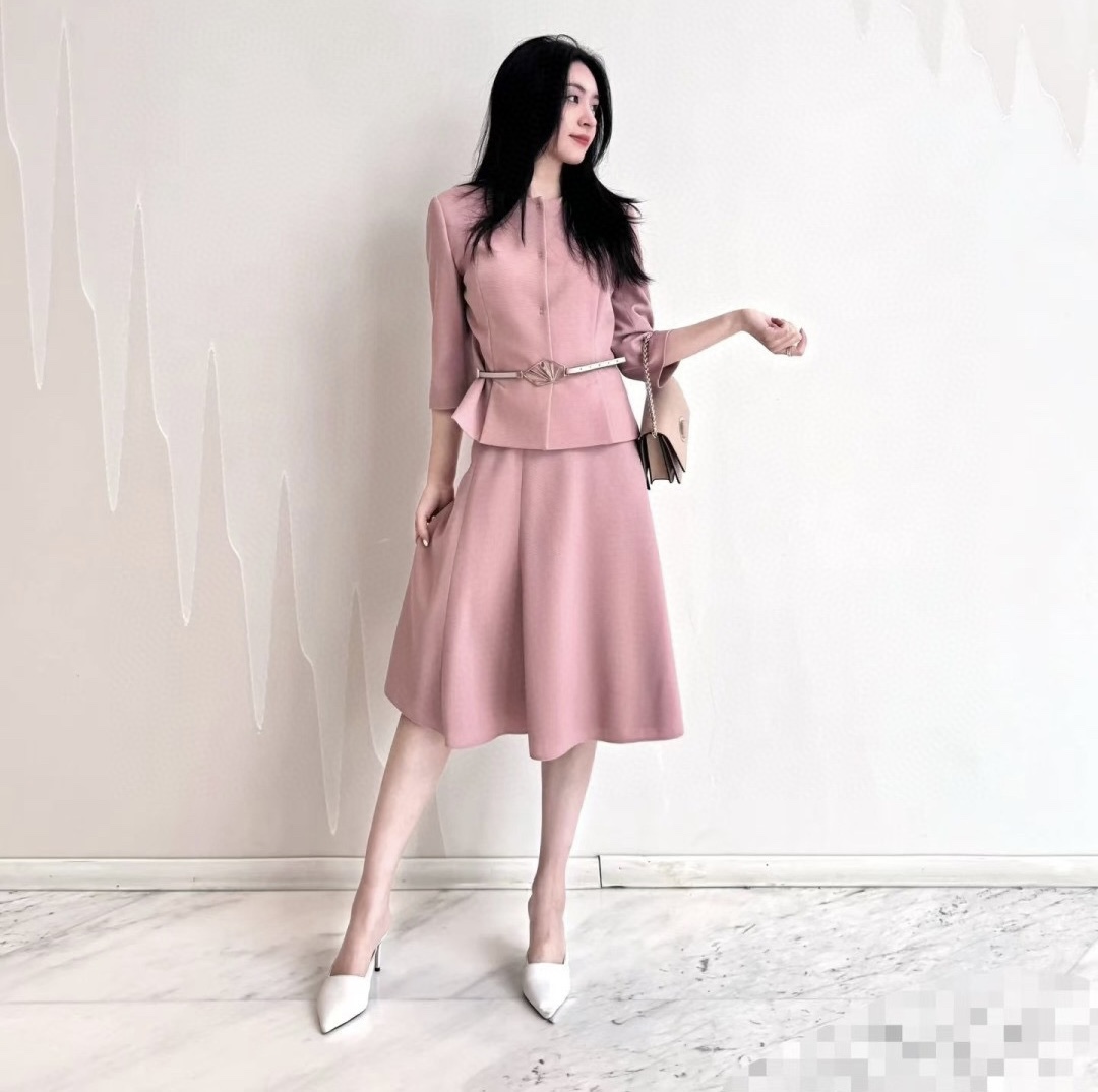 High-Quality Women’s Clothes: White and Pink Suit with Silk Fabric and Adjustable Belt - 图片 2