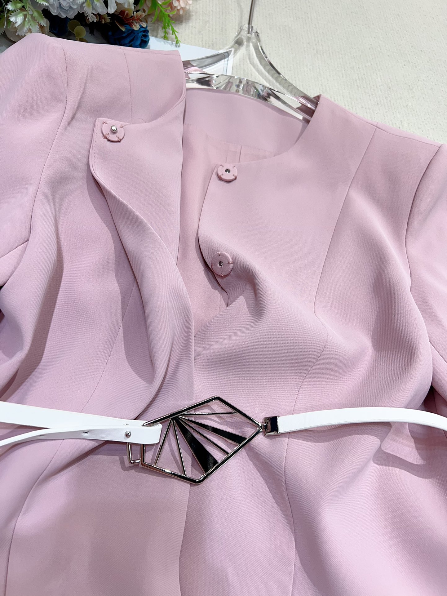 High-Quality Women’s Clothes: White and Pink Suit with Silk Fabric and Adjustable Belt - 图片 5