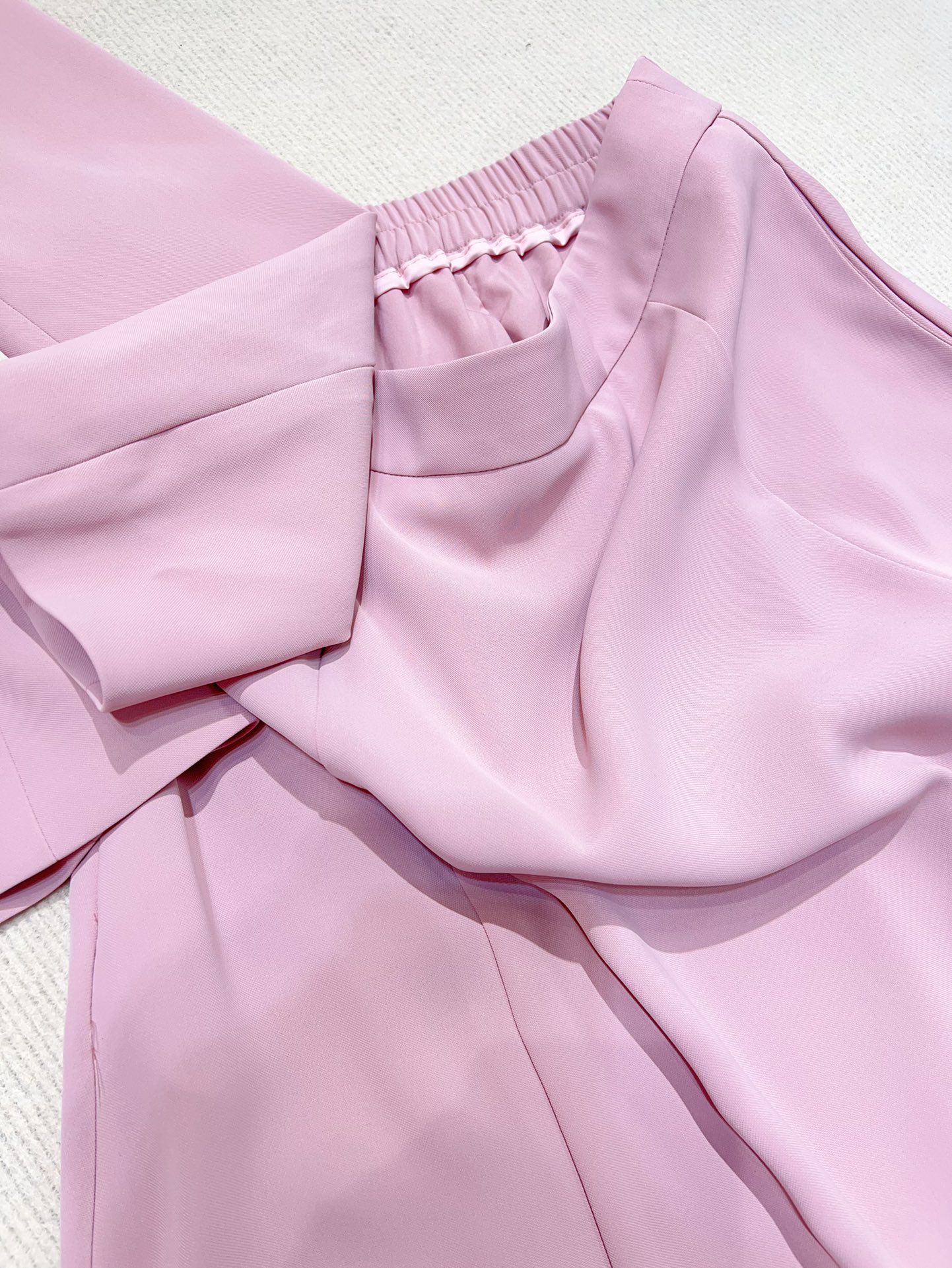 High-Quality Women’s Clothes: White and Pink Suit with Silk Fabric and Adjustable Belt - 图片 8