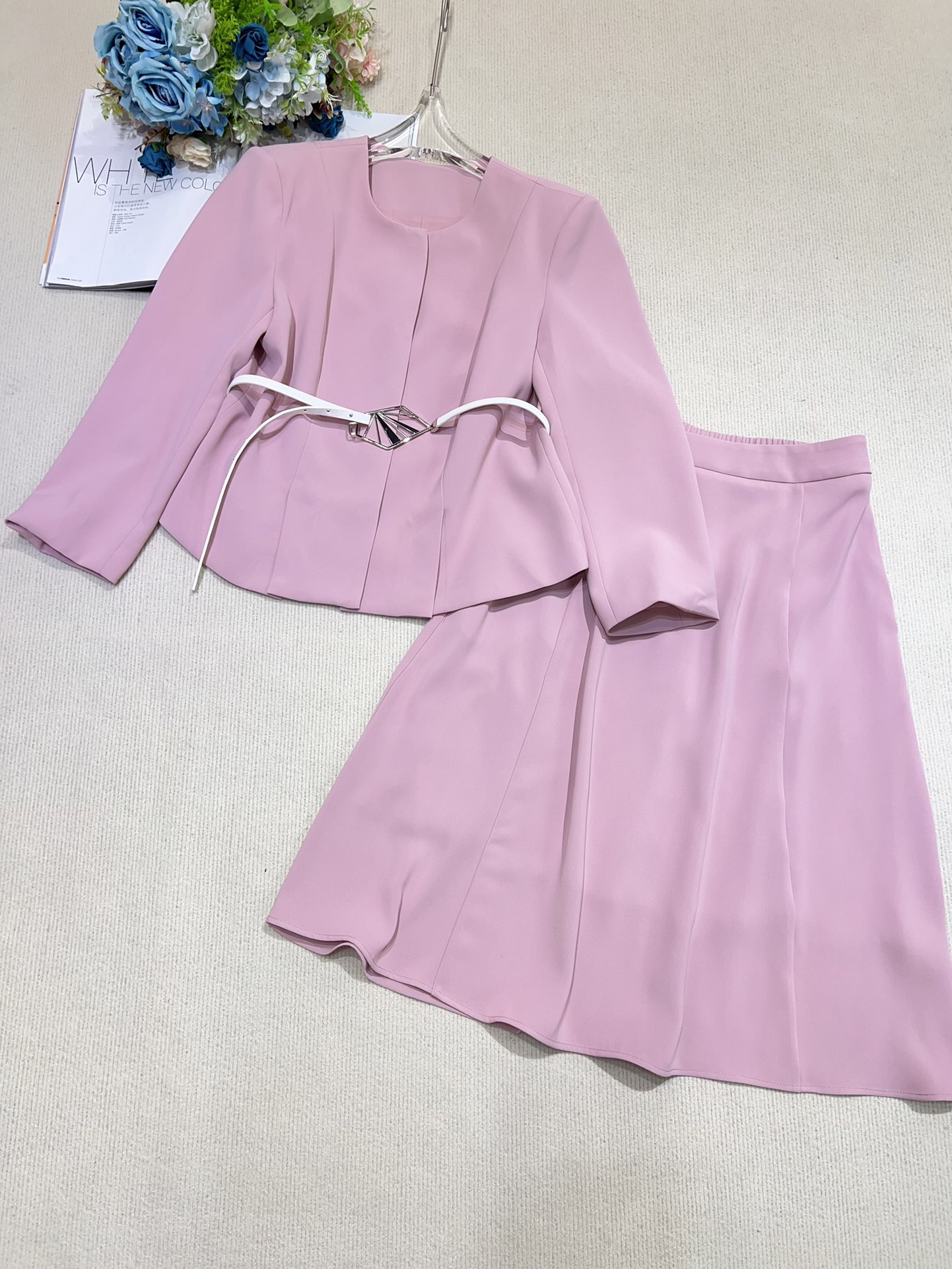 High-Quality Women’s Clothes: White and Pink Suit with Silk Fabric and Adjustable Belt - 图片 4