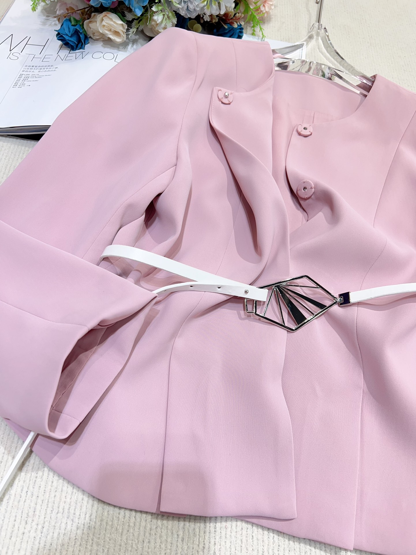 High-Quality Women’s Clothes: White and Pink Suit with Silk Fabric and Adjustable Belt - 图片 6