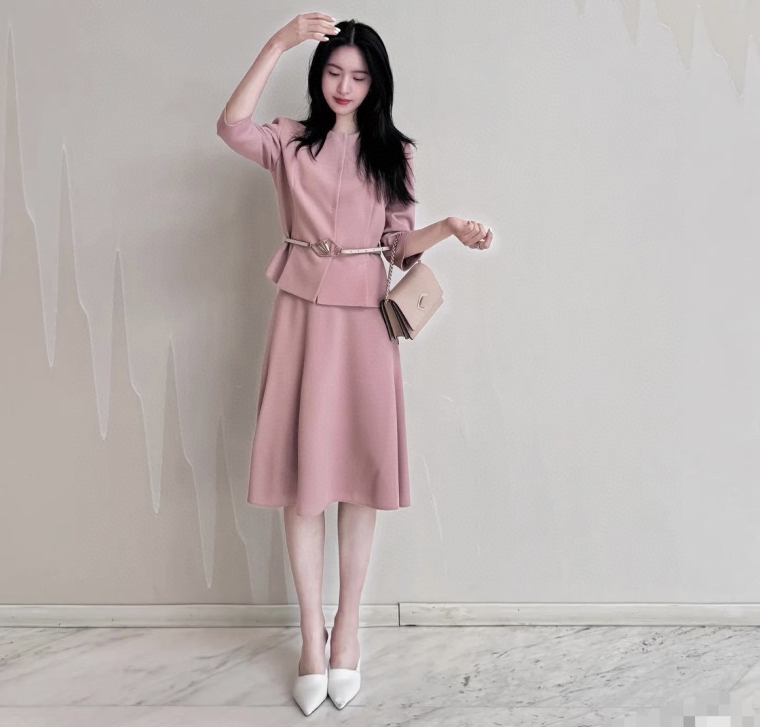 High-Quality Women’s Clothes: White and Pink Suit with Silk Fabric and Adjustable Belt - 图片 3