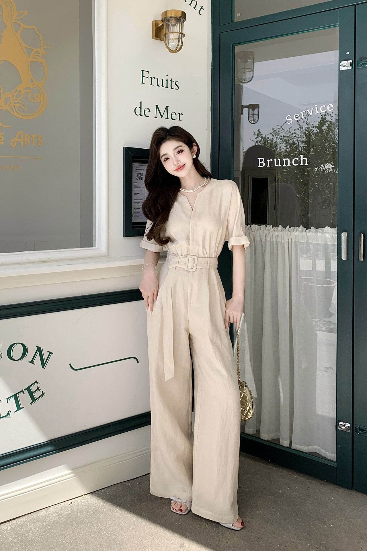 Trendy Fashion: Elegant Women’s Clothes and Small Fragrances Supported for Exchange.