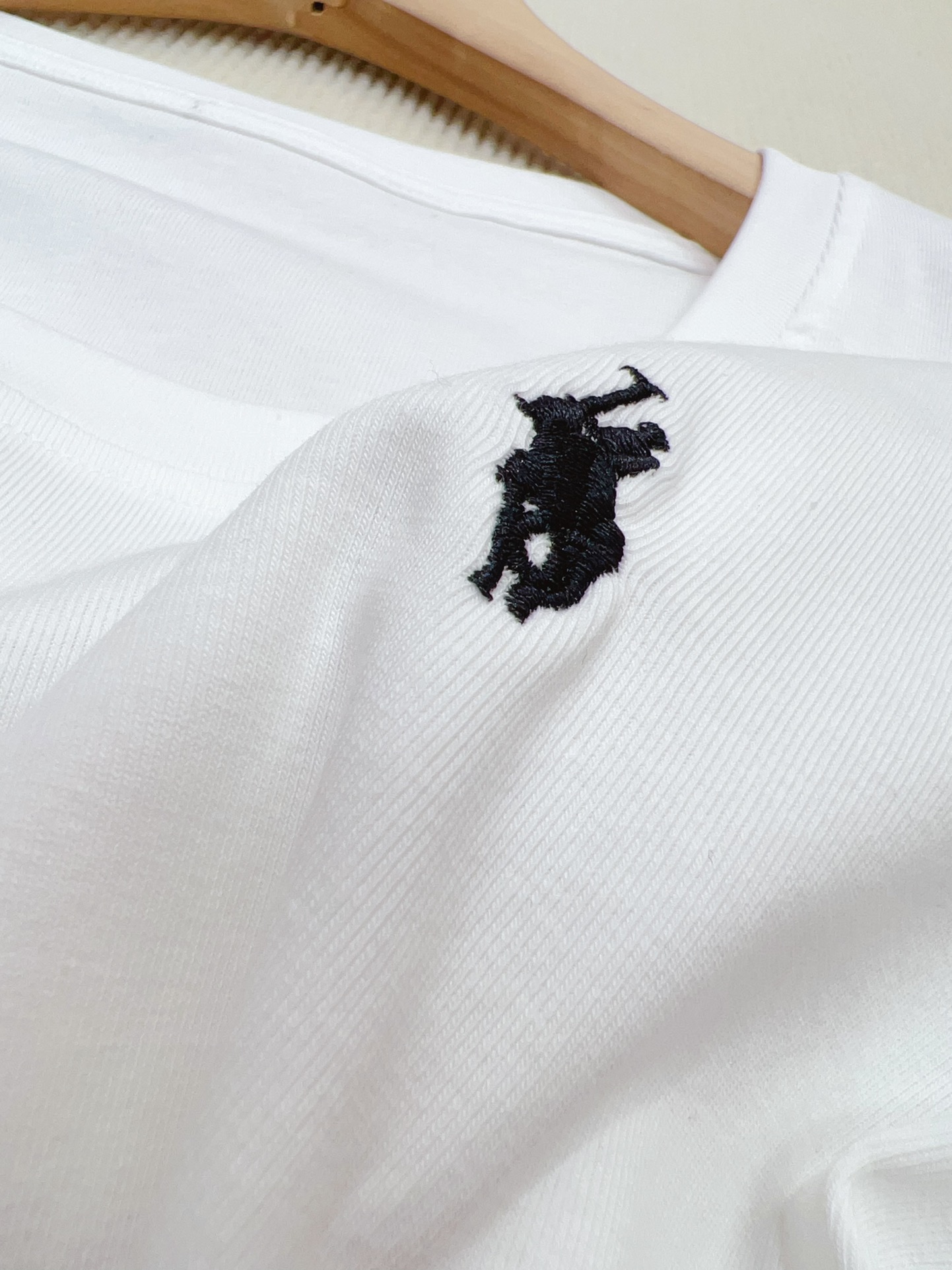High-Quality Women’s Suit with Embroidered Lace and Polo Packaging - 图片 5