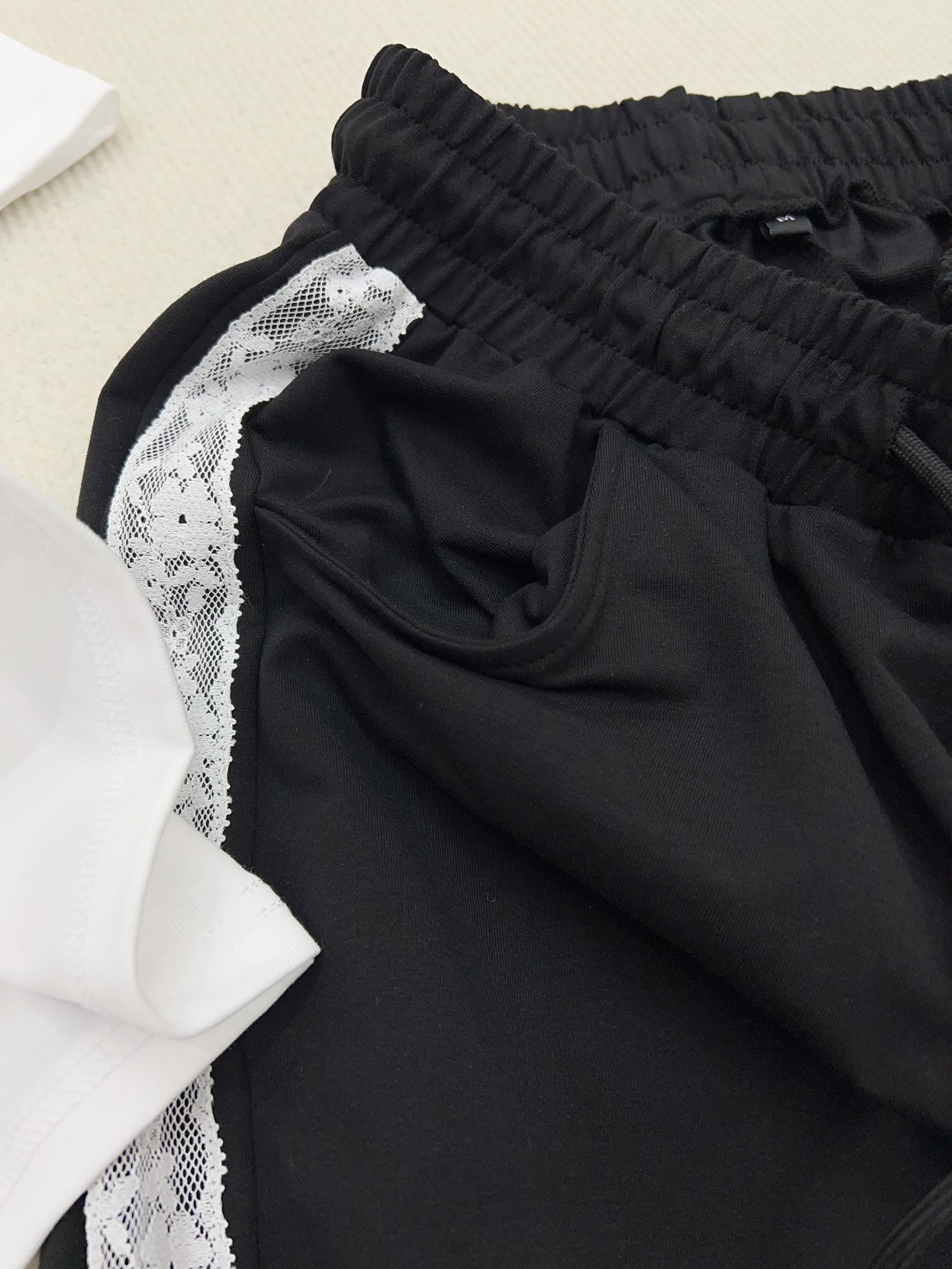 High-Quality Women’s Suit with Embroidered Lace and Polo Packaging - 图片 8
