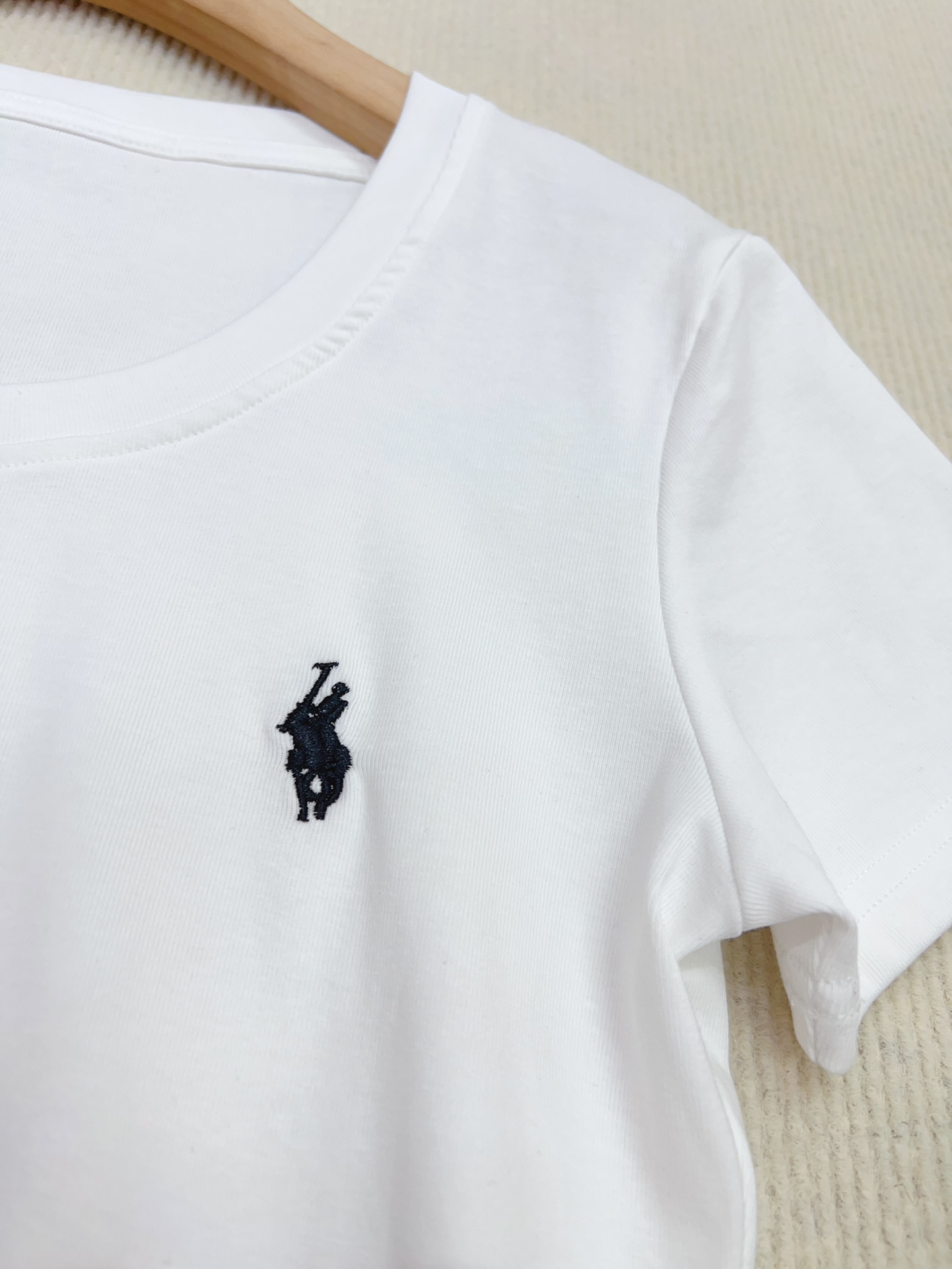 High-Quality Women’s Suit with Embroidered Lace and Polo Packaging - 图片 9
