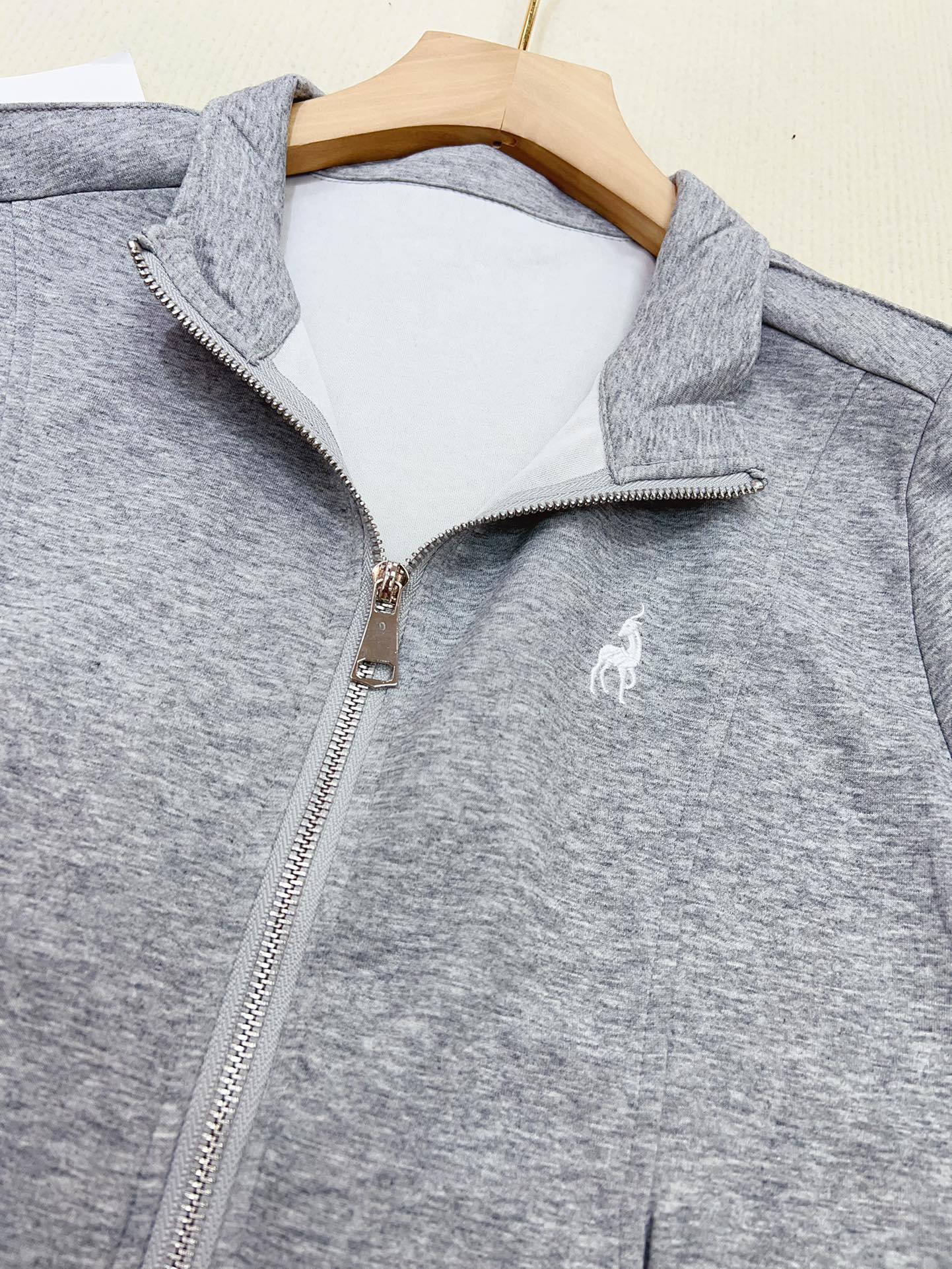 High-Quality Female Suit with Embroidered Shawl and Striped Cape - 图片 5