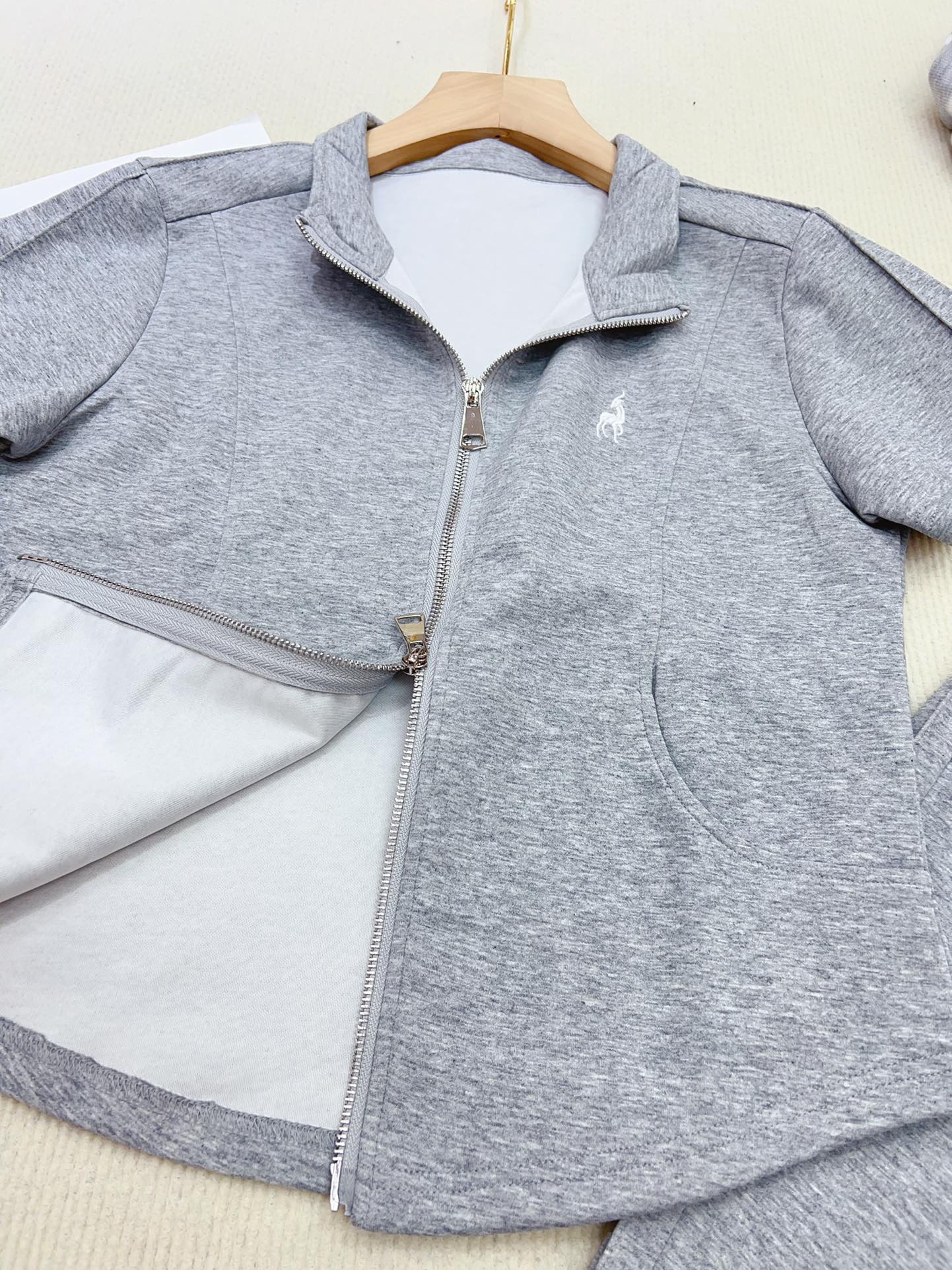 High-Quality Female Suit with Embroidered Shawl and Striped Cape - 图片 6