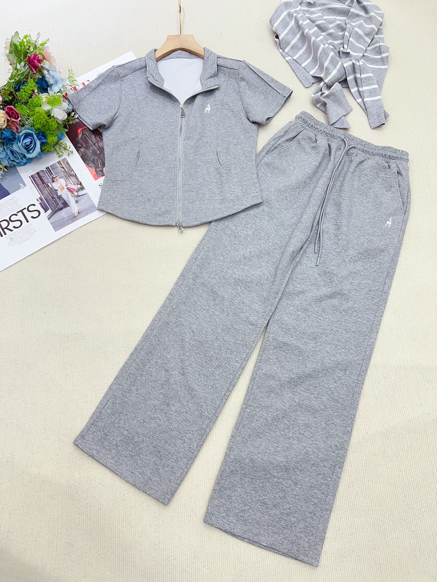 High-Quality Female Suit with Embroidered Shawl and Striped Cape - 图片 4