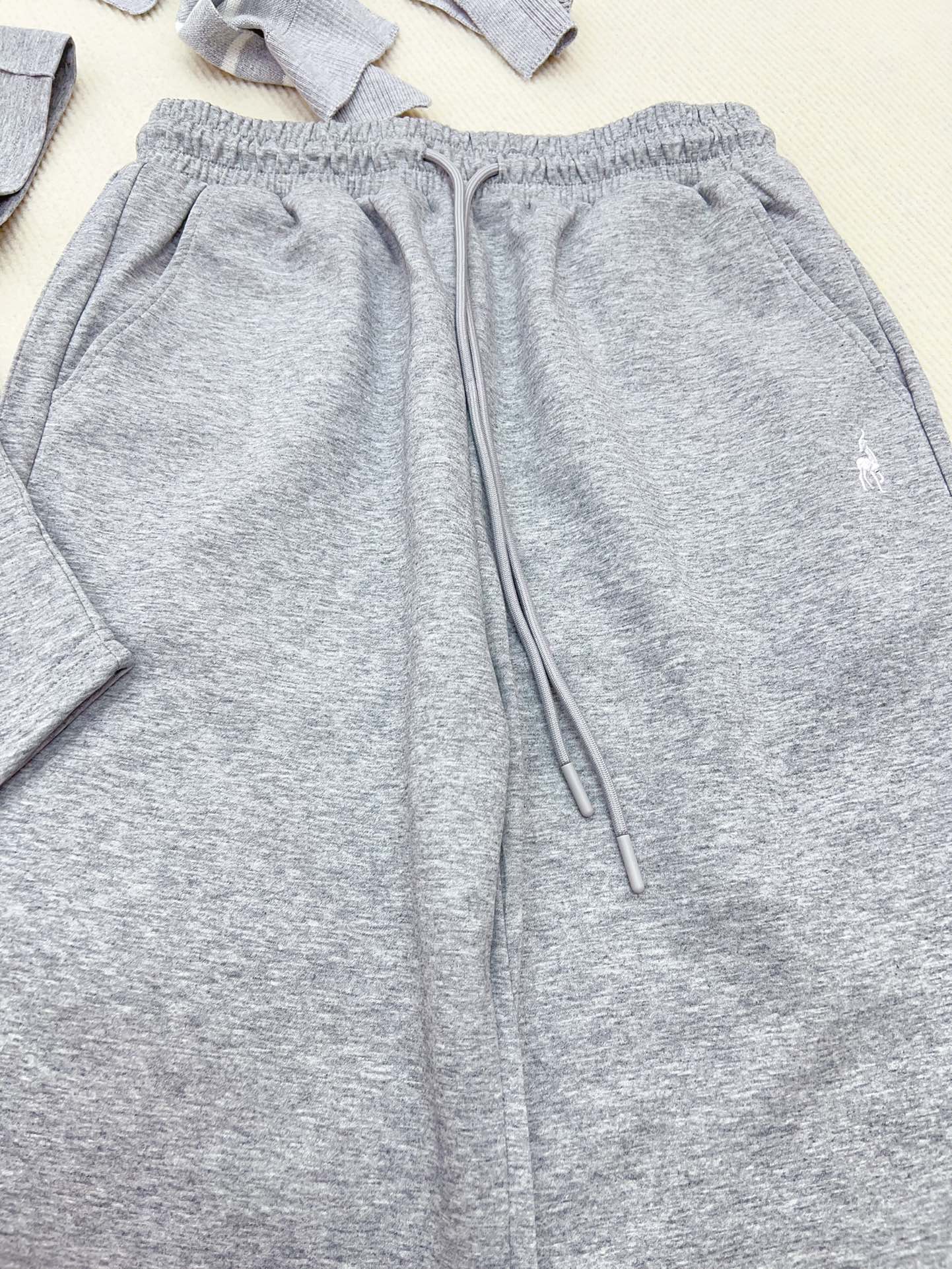 High-Quality Female Suit with Embroidered Shawl and Striped Cape - 图片 7