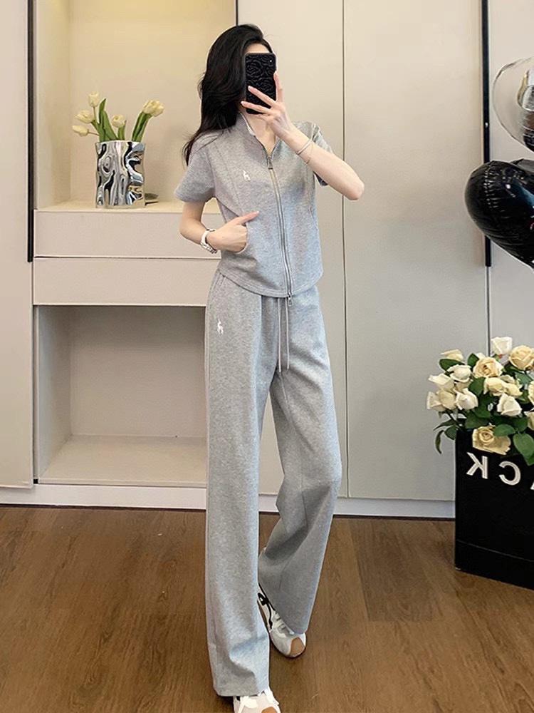 High-Quality Female Suit with Embroidered Shawl and Striped Cape - 图片 2