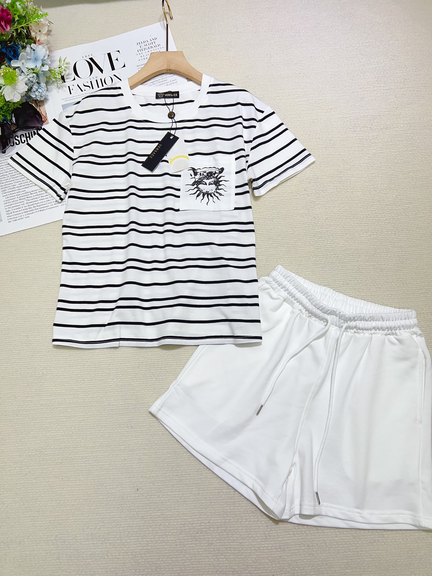Trendy Summer Outfits: Striped T-Shirts with Net Red Girls in Seaside Travel Suit - 图片 4