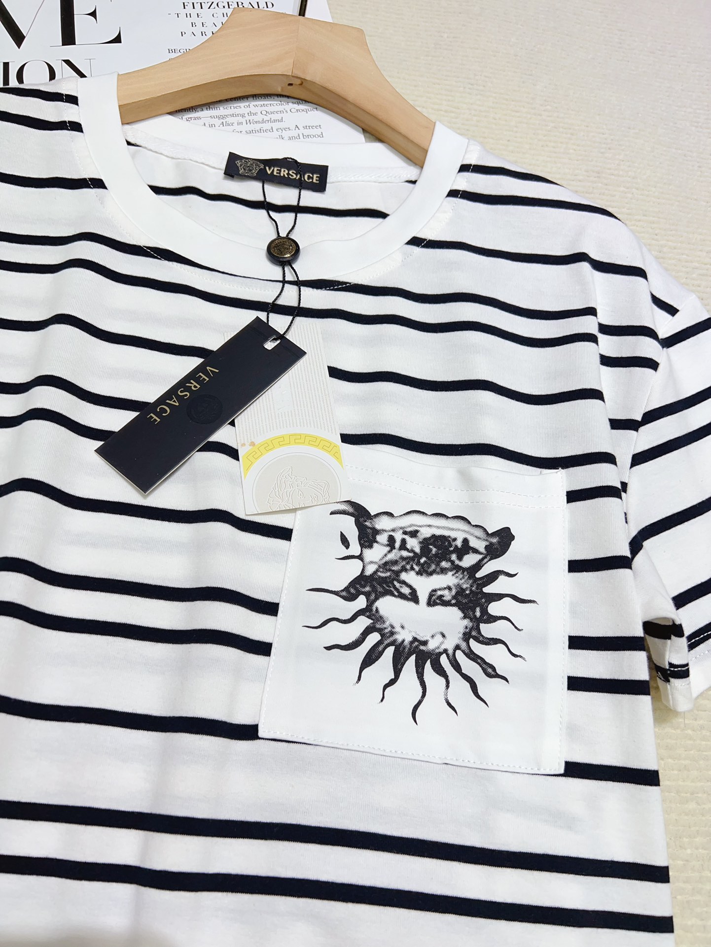 Trendy Summer Outfits: Striped T-Shirts with Net Red Girls in Seaside Travel Suit - 图片 5