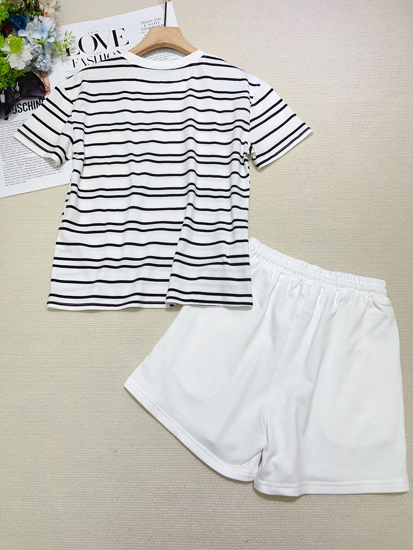 Trendy Summer Outfits: Striped T-Shirts with Net Red Girls in Seaside Travel Suit - 图片 9