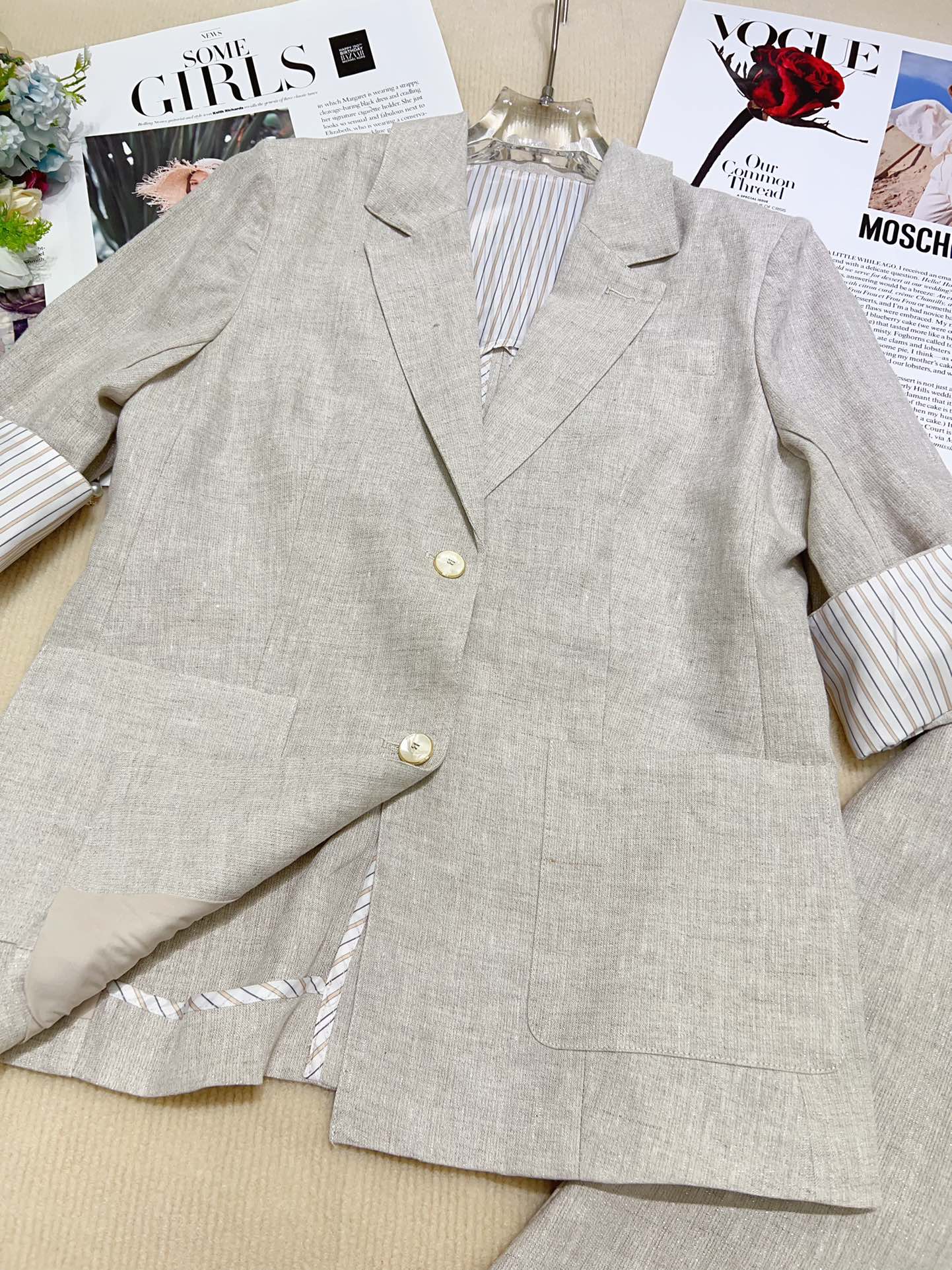 Premium Women’s Clothes: Custom-Made High-Quality Coats with Gold Wire Detailing - 图片 5