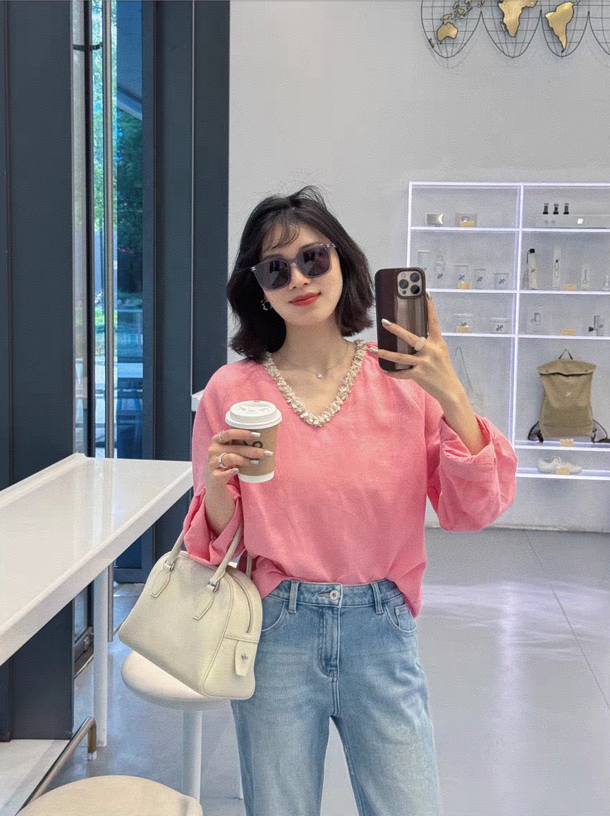 Stylish Women’s V-Collar Shirt with Fragrance, Perfect for Fall Mornings – White, Pink, Yellow - 图片 2