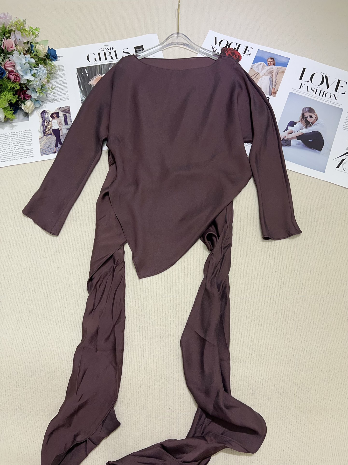 YSL Packaged Female Suit with High-Quality Silk Shirt and Unique Design - 图片 6