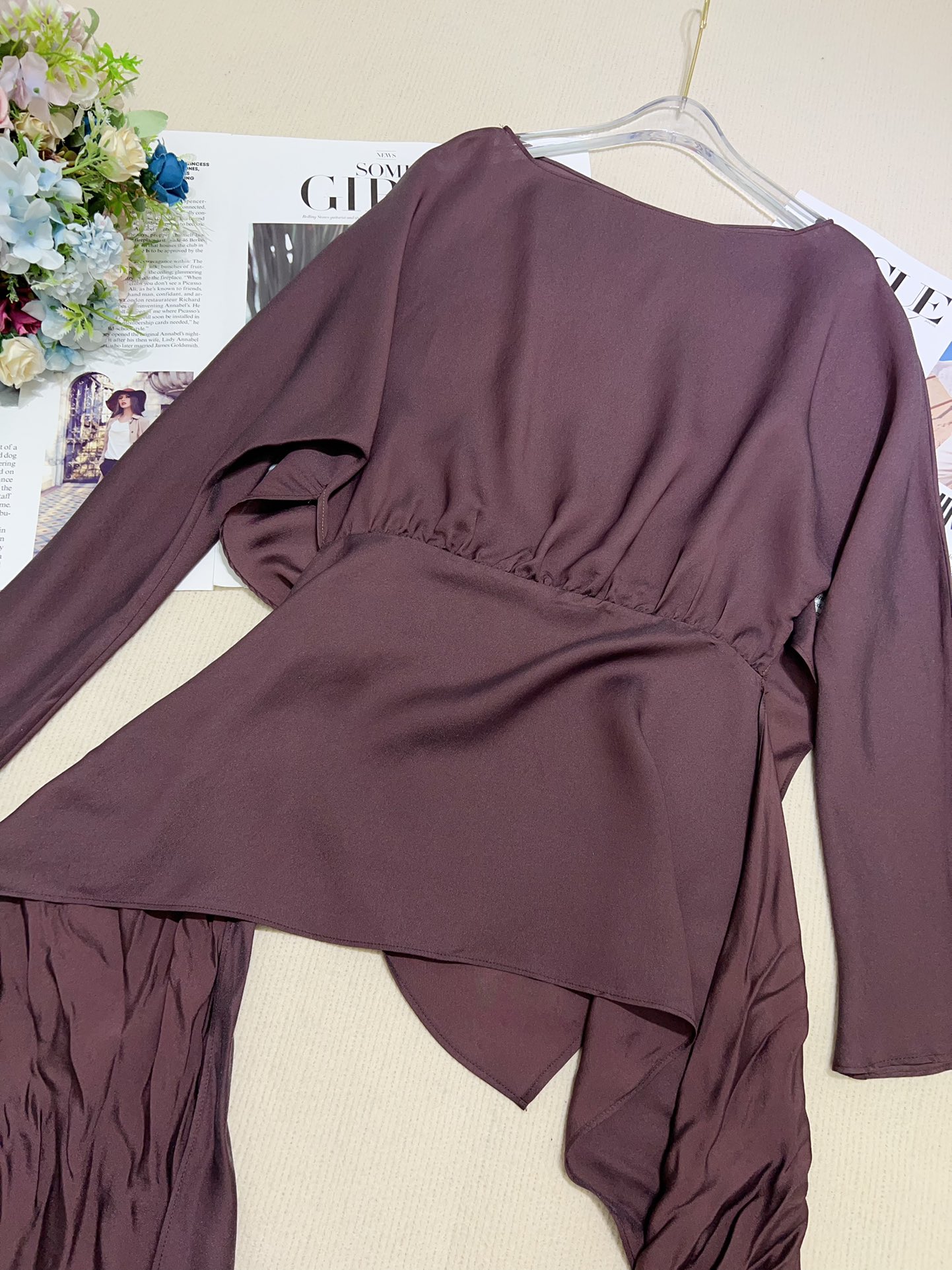 YSL Packaged Female Suit with High-Quality Silk Shirt and Unique Design - 图片 5