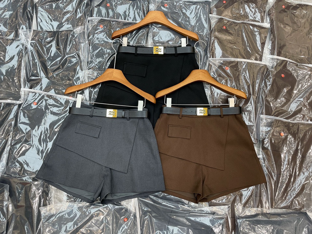“High-End Quality Female Suits for Autumn 2025 by Miu Miu: Sensory Shorts with High Waists in Black, Gray, Curry” - 图片 7
