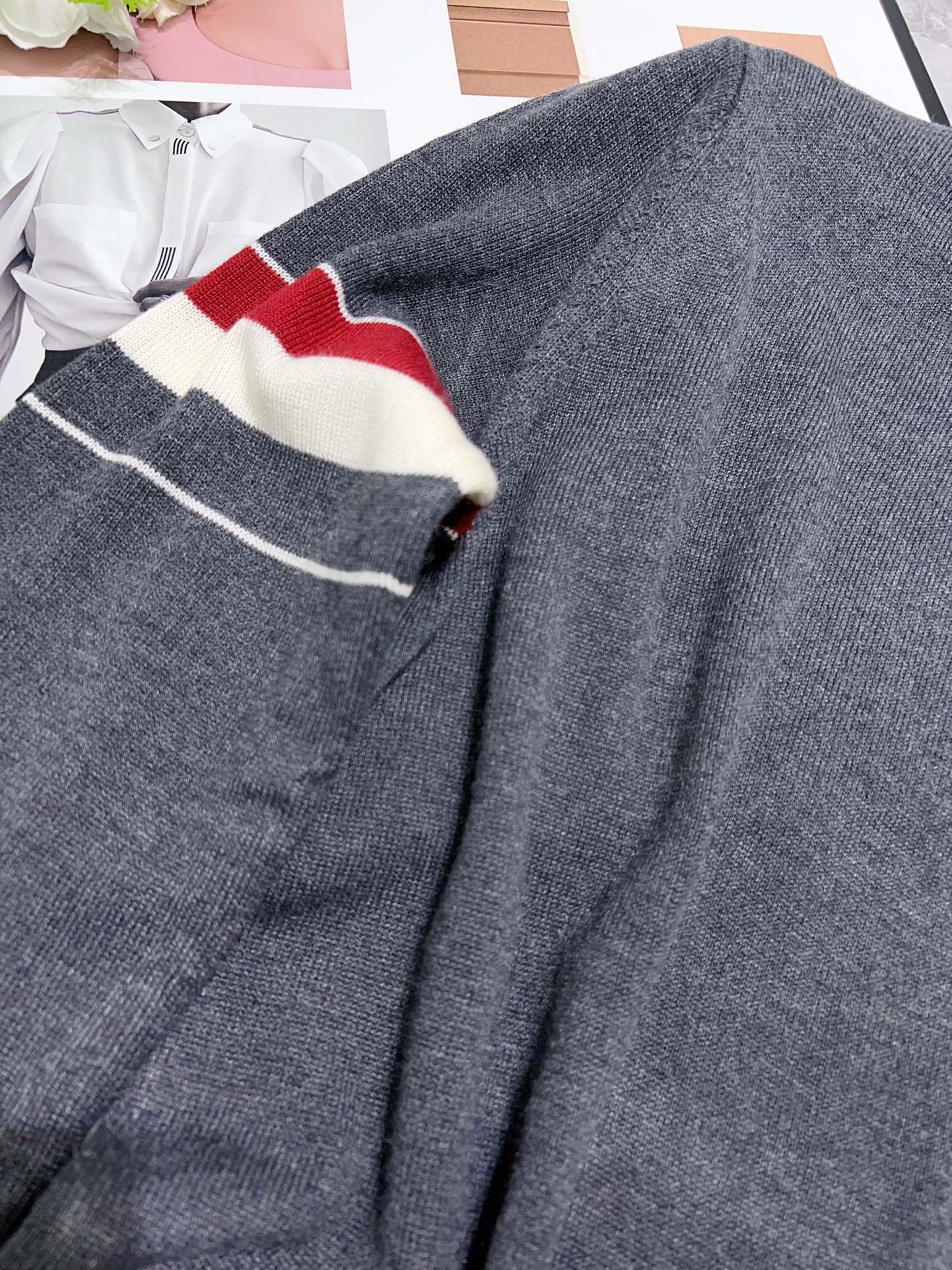 “High-Quality Women’s Wool Knitwear with S-Coded Bra: Tubby College Collection for Stylish and Comfortable Outfits” - 图片 5