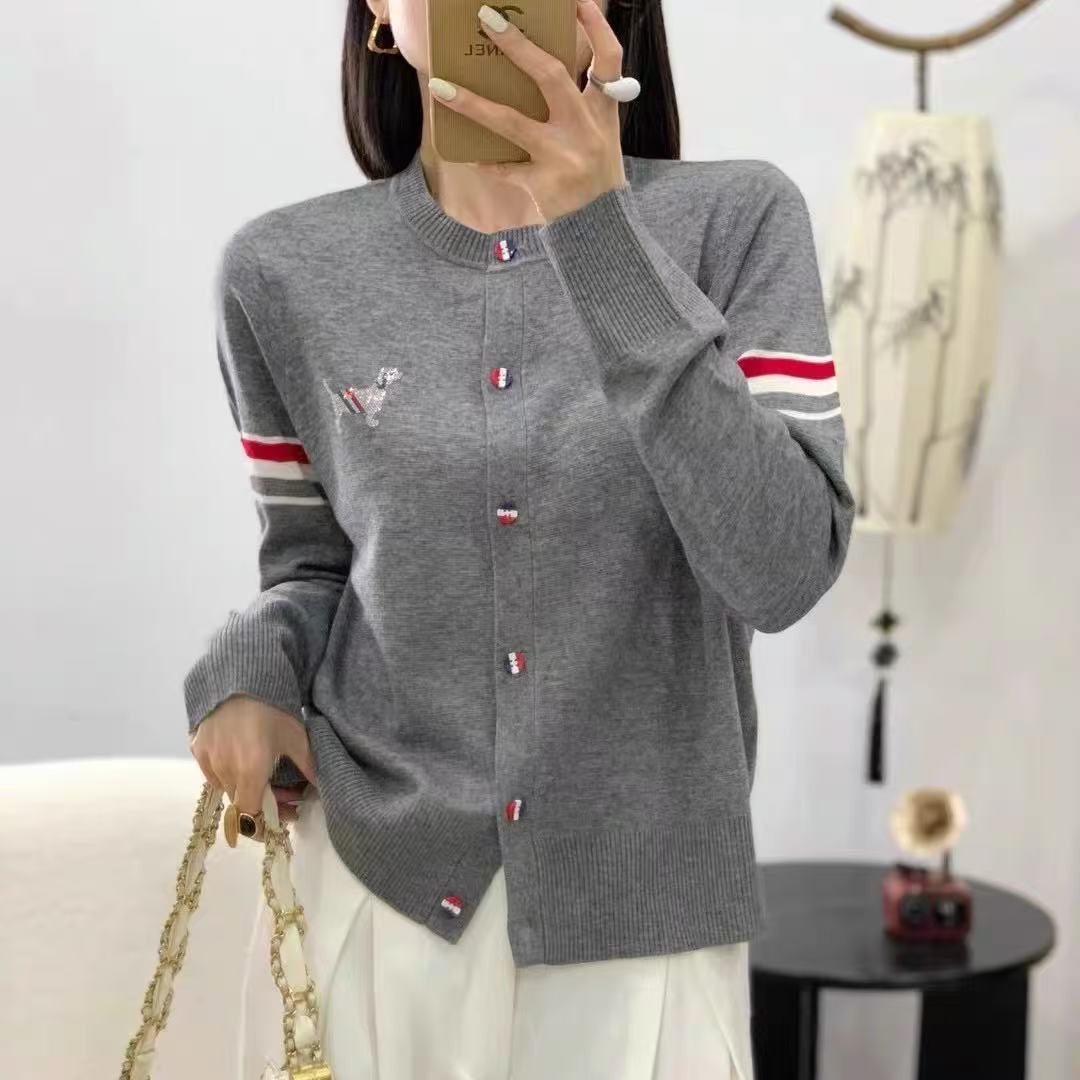 “High-Quality Women’s Wool Knitwear with S-Coded Bra: Tubby College Collection for Stylish and Comfortable Outfits” - 图片 1