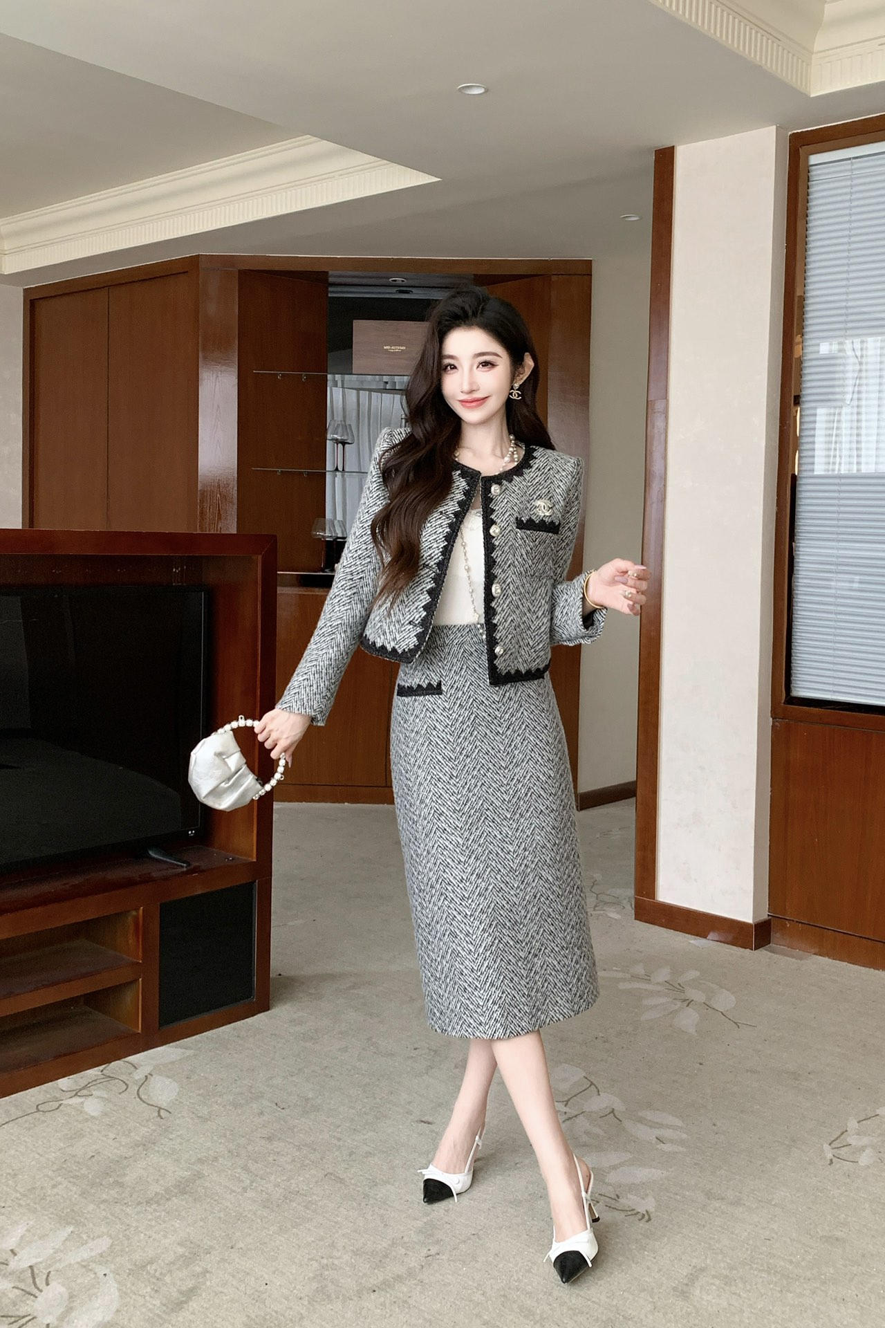 NO:621871,Style No. G25112545 Chane* new high-end customized two-piece suit with elegant ladylike style!  Contrast color stitching, button placket, round neck short jacket, high waist, hip slit, long skirt!  Gray, (M size shoulder width 37 with shoulder pads, bust 98, sleeve length 58, dress length 47; waist 72, hip 94, skirt length 74) Hair,,chanel,skirts,jackets & coats,alexander wang19860909款号G25112545 Chane*新款 高端定制气质名媛小香风两件套装！撞色边拼接系扣门襟圆领短款外套高腰包臀开叉长款半身裙！灰色, （M码肩宽37有垫肩,胸围98,袖长58,衣长47；腰围72,臀围94,裙长74）发,,chanel,skirts,jackets & coats,alexander wang,Women's clothing