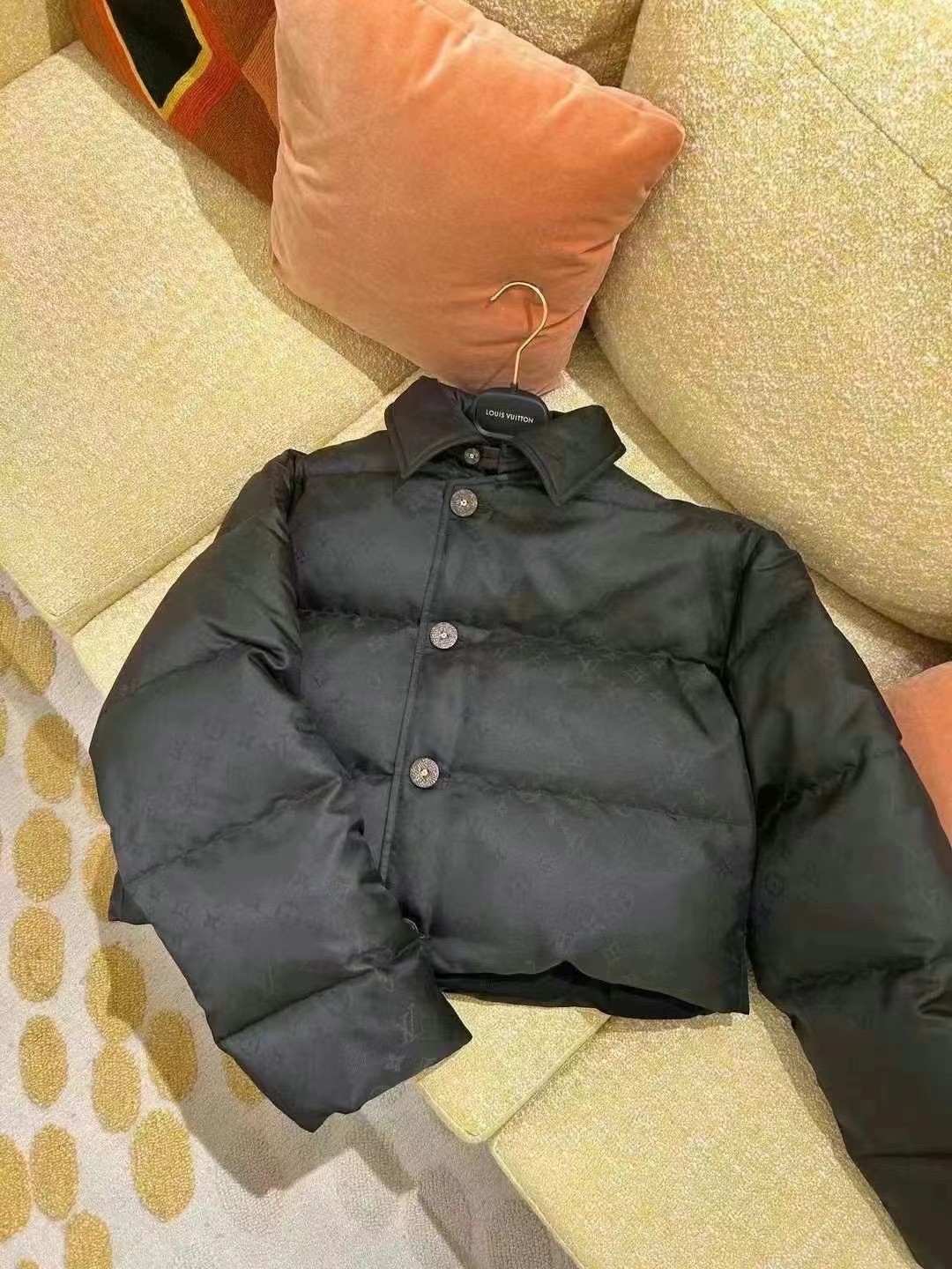 Louis Vuitton Cropped Down Jacket with Subtle Logo Design - Stylish & Warm 5 i1727434873 1631 0