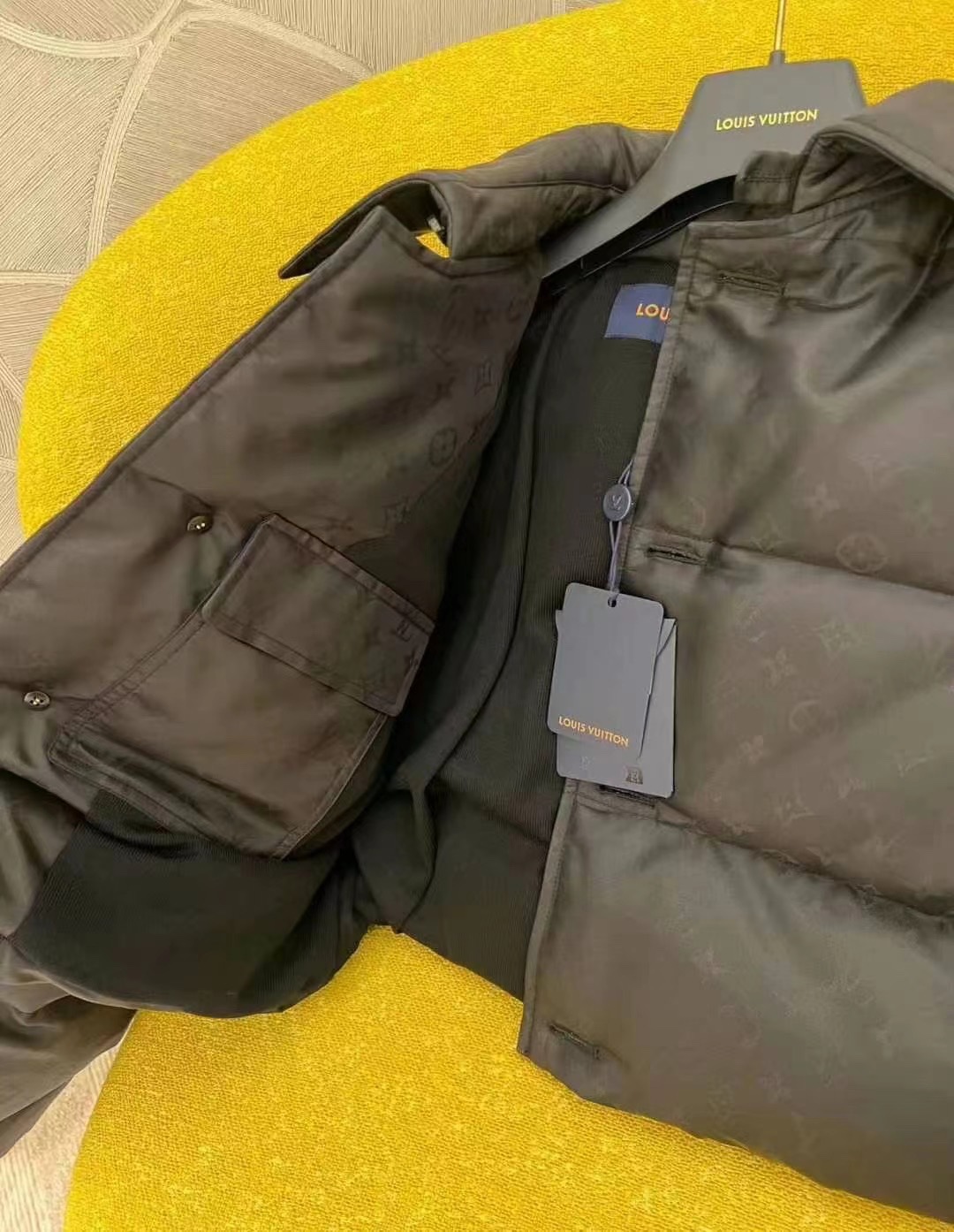 Louis Vuitton Cropped Down Jacket with Subtle Logo Design - Stylish & Warm 8 i1727434873 4801 0