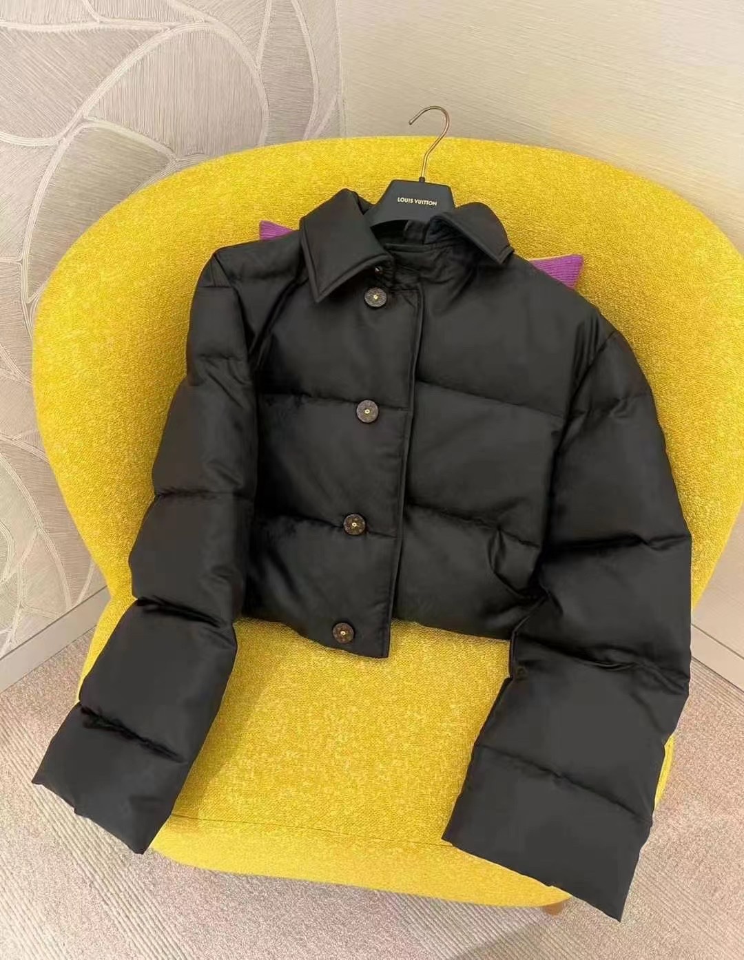 Louis Vuitton Cropped Down Jacket with Subtle Logo Design - Stylish & Warm 7 i1727434873 6276 0