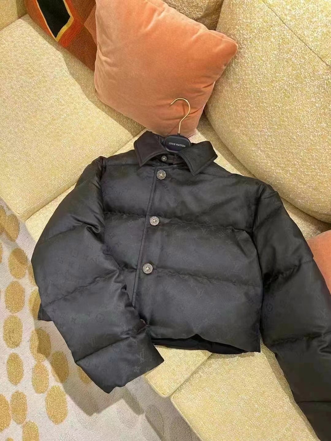 Louis Vuitton Cropped Down Jacket with Subtle Logo Design - Stylish & Warm 6 i1727434873 9468 0
