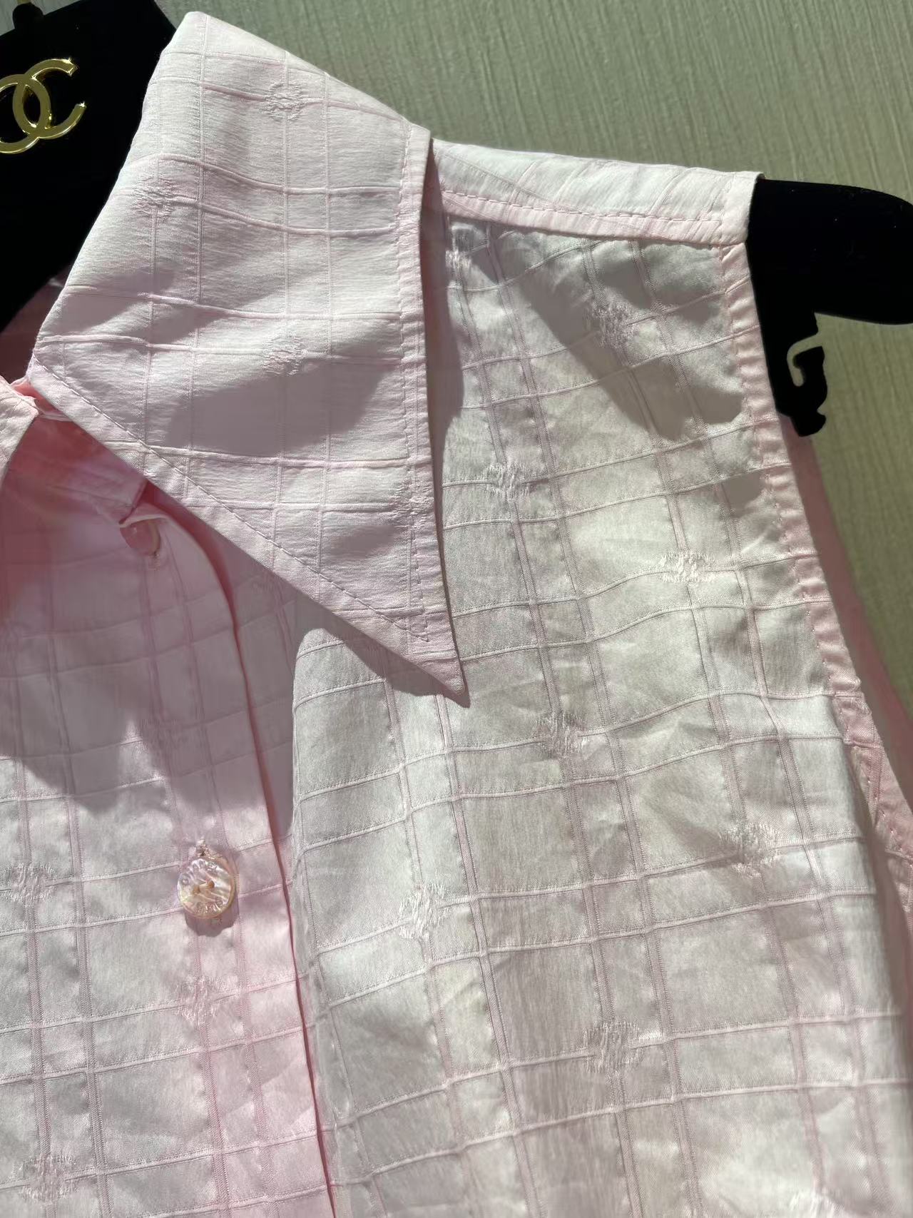 Elegant Sleeveless Shirt with Jacquard Pattern and Shell Buttons 5 i1740891677995 9396 0 3