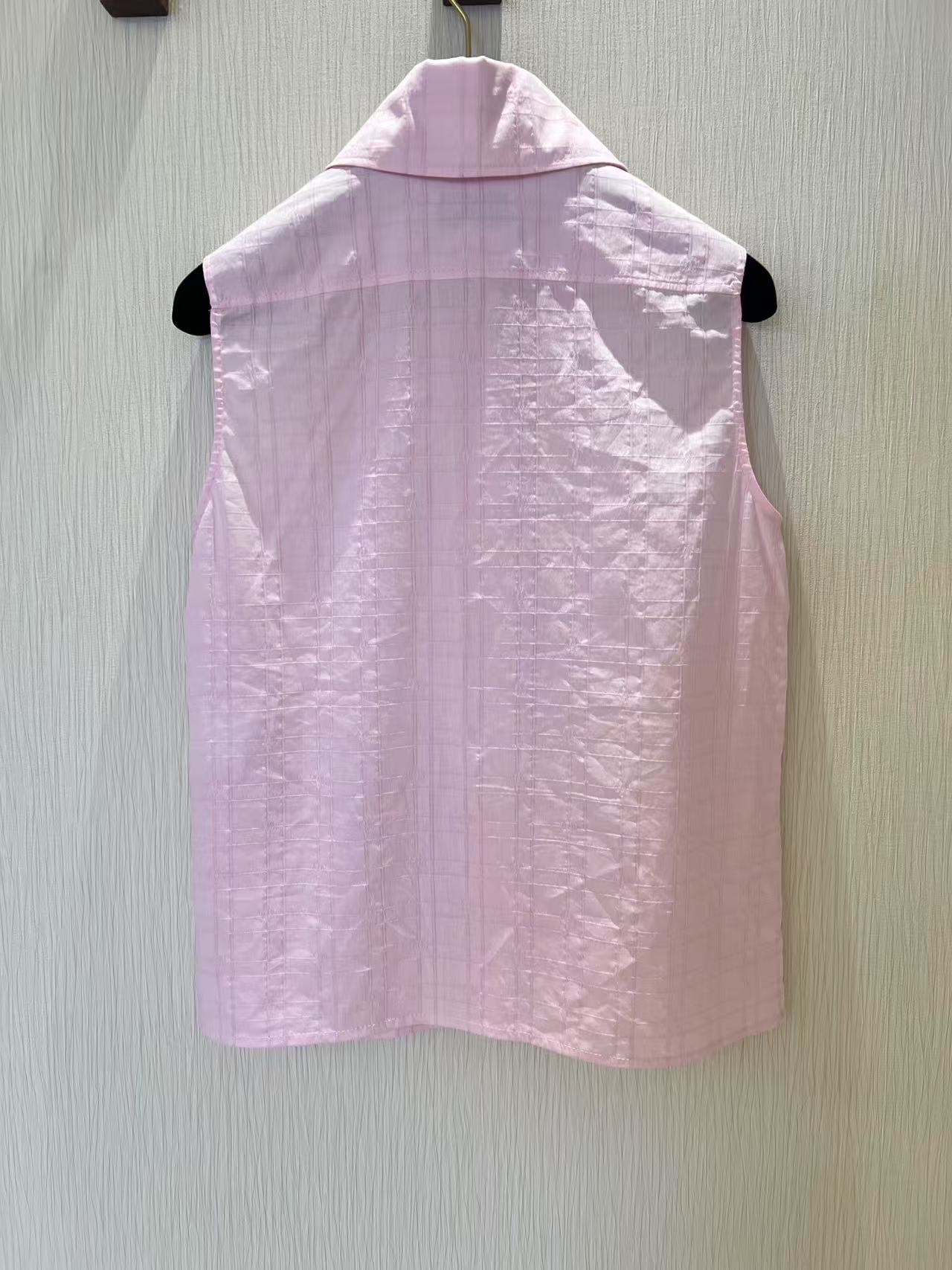 Elegant Sleeveless Shirt with Jacquard Pattern and Shell Buttons 7 i1740891677996 438 0 5