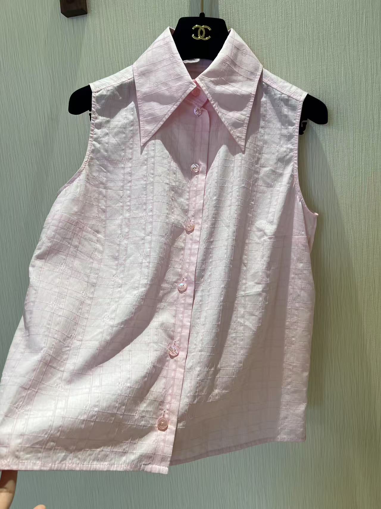 Elegant Sleeveless Shirt with Jacquard Pattern and Shell Buttons 8 i1740891677996 8233 0 6