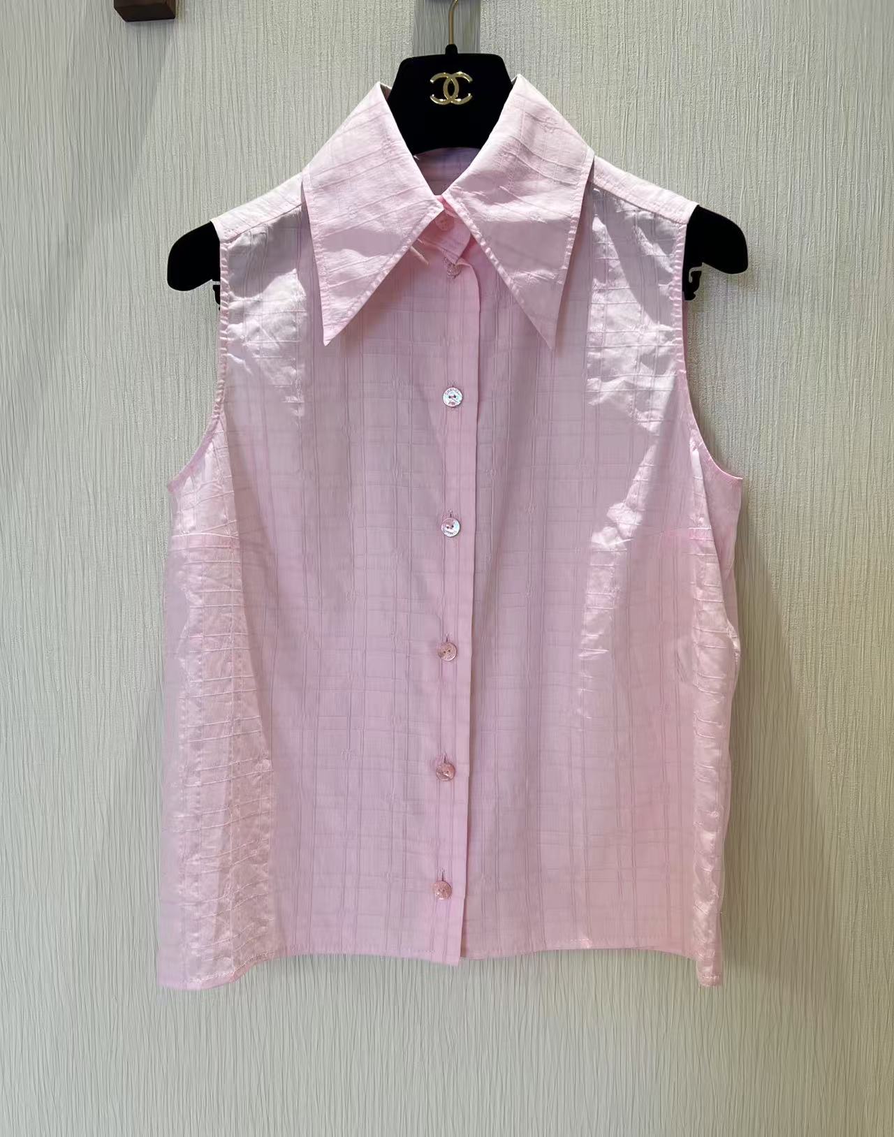 Elegant Sleeveless Shirt with Jacquard Pattern and Shell Buttons 2 i1740891677997 4558 0 0
