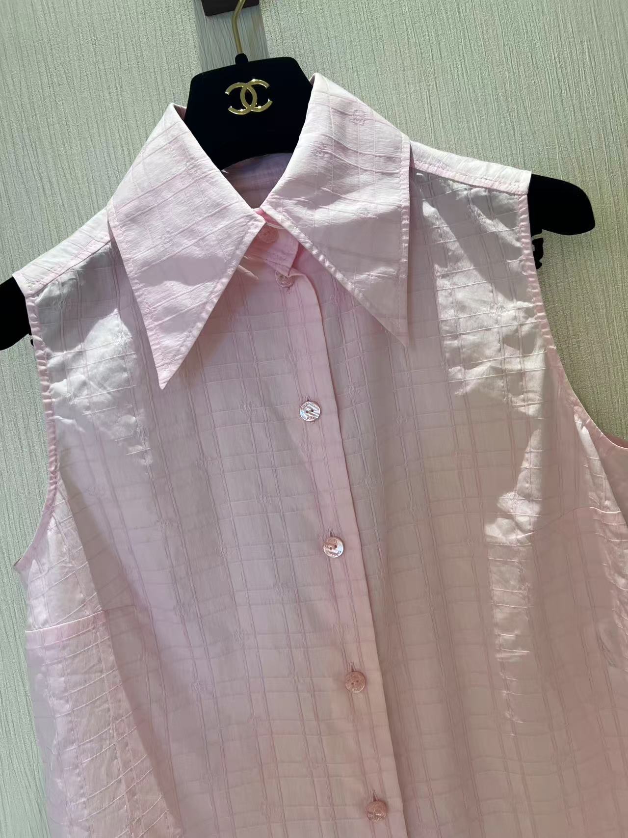 Elegant Sleeveless Shirt with Jacquard Pattern and Shell Buttons 3 i1740891677997 5944 0 1