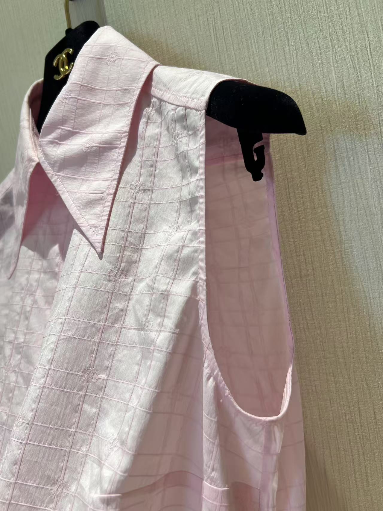 Elegant Sleeveless Shirt with Jacquard Pattern and Shell Buttons 4 i1740891679063 5068 0 2
