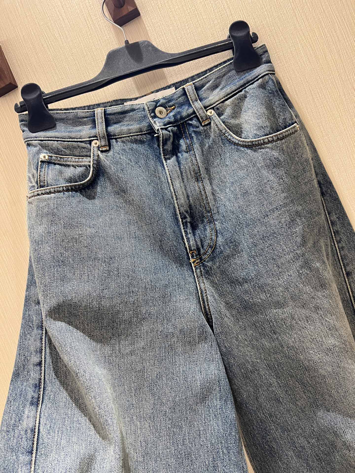 High-Waisted Wide Leg Jeans with Curved Leg Design - Street Style Denim 4 i1742351803809 3028 0 2