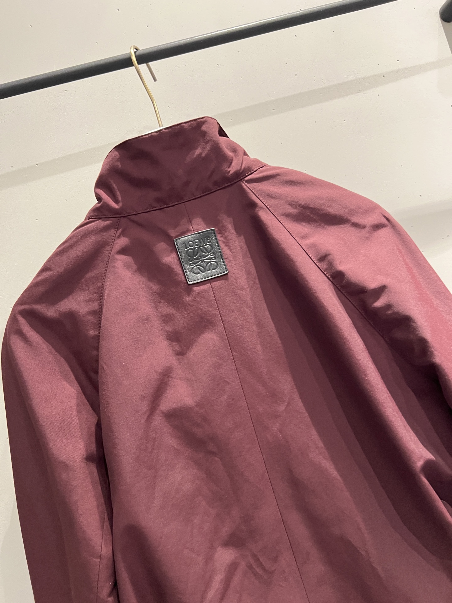 Burgundy Stand Collar Jacket: Chic Workwear Style with Logo Detail 5 i1754476785254 3565 0 3