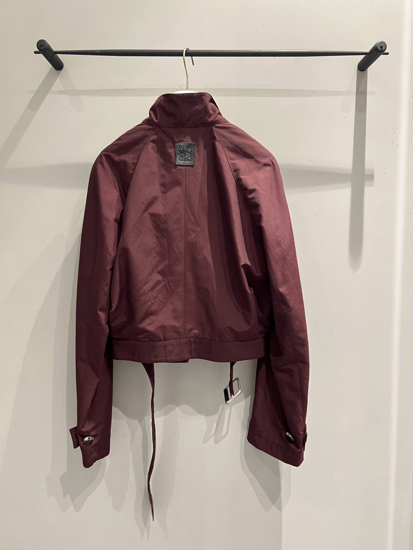 Burgundy Stand Collar Jacket: Chic Workwear Style with Logo Detail 4 i1754476787188 156 0 2