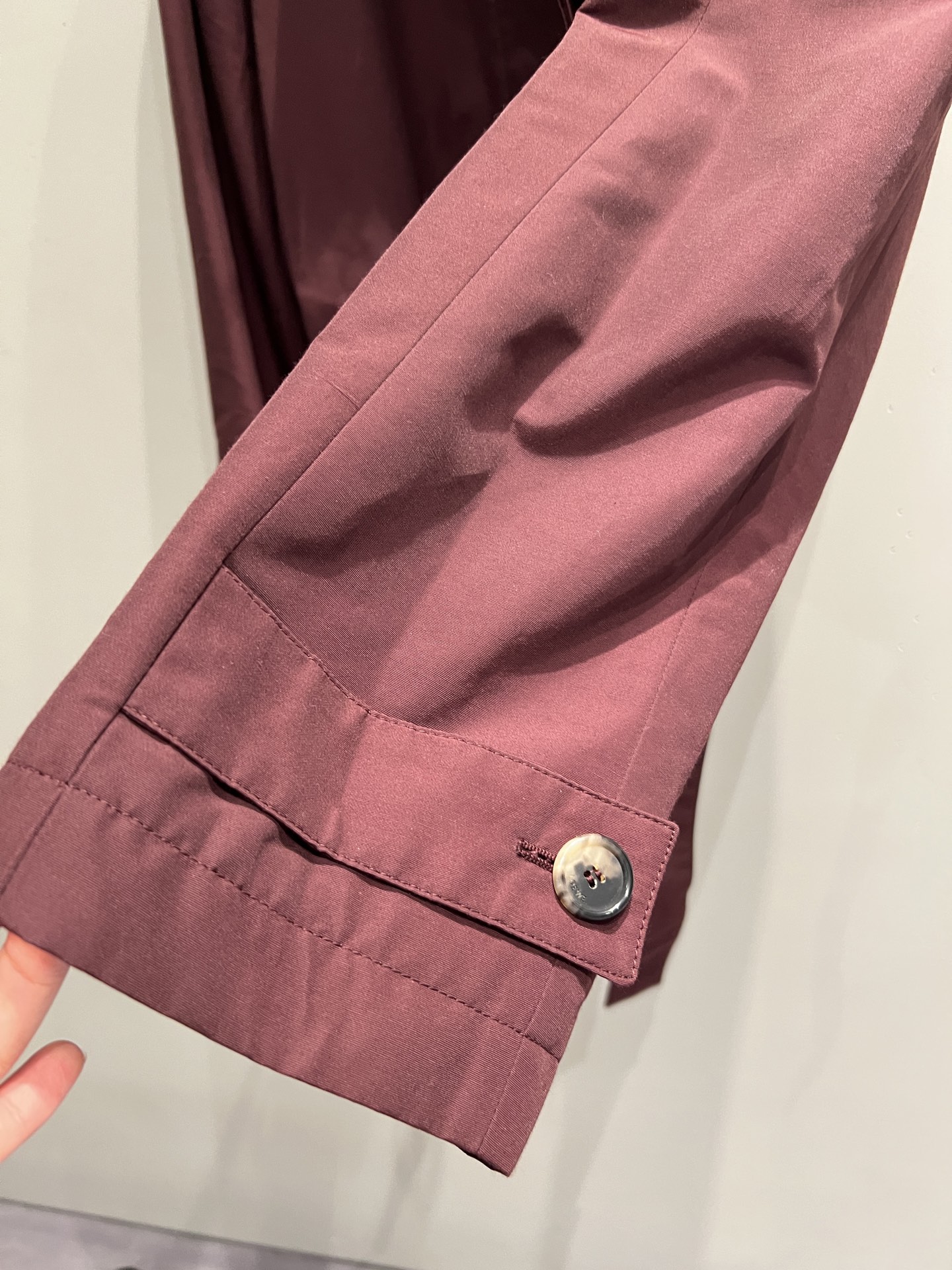 Burgundy Stand Collar Jacket: Chic Workwear Style with Logo Detail 3 i1754476787329 7633 0 1