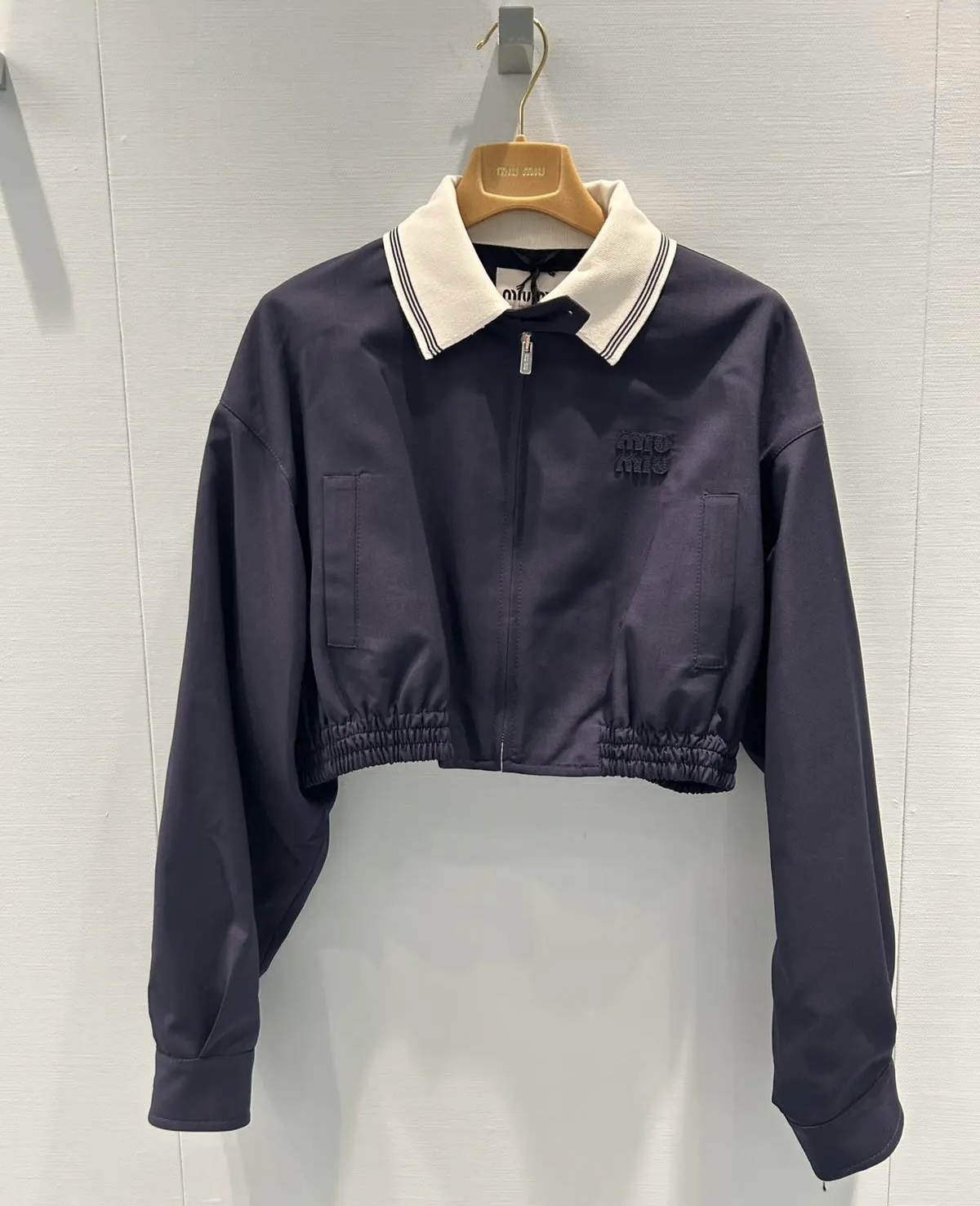 Two-Tone Wool Blend Cropped Zip Jacket with Embossed Applique Detail 2 i1755748518709 1596 0 3