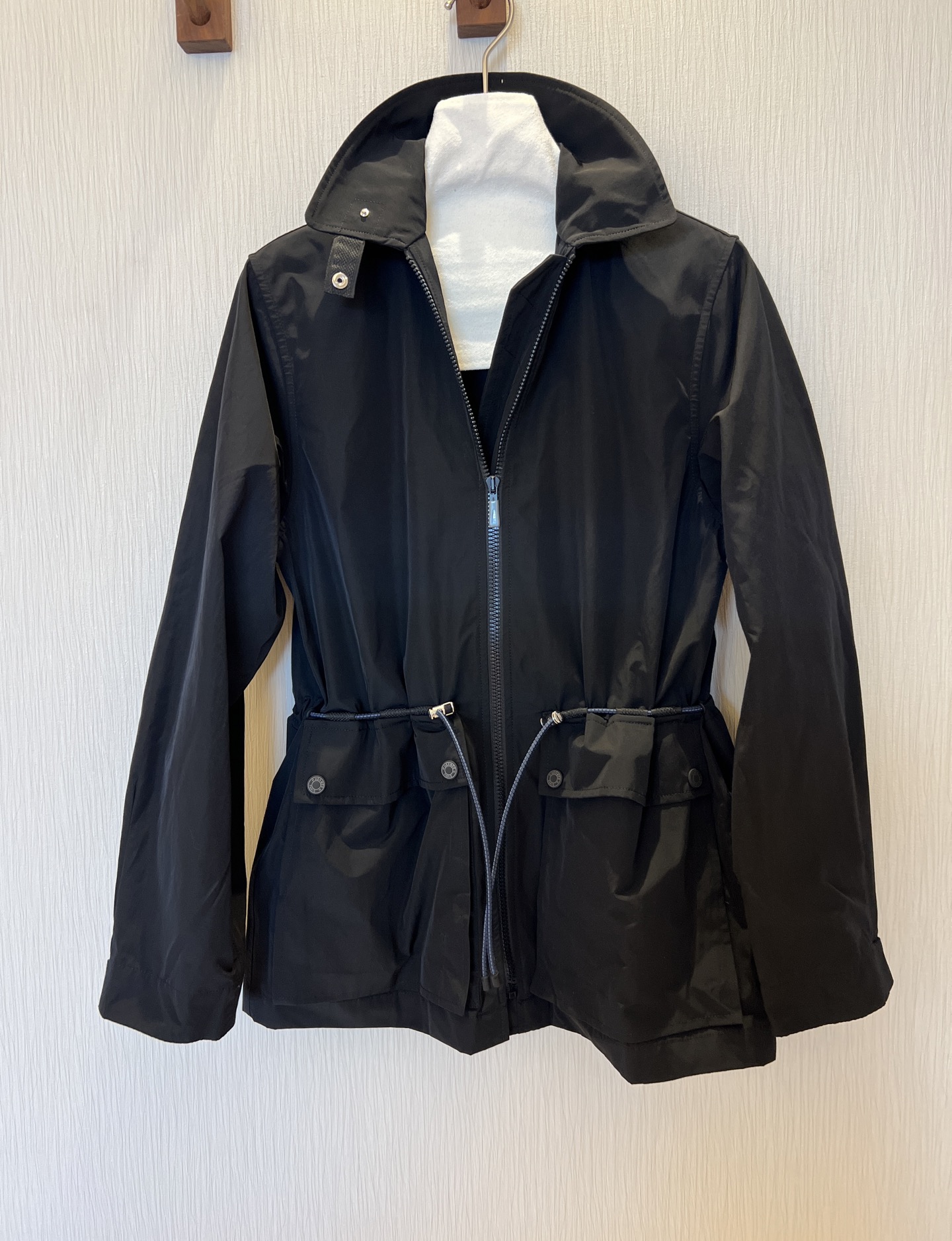 Stylish Nylon Windbreaker Jacket with Drawstring Waist - Sporty & Chic 2 i1755860150712 1386 0 0