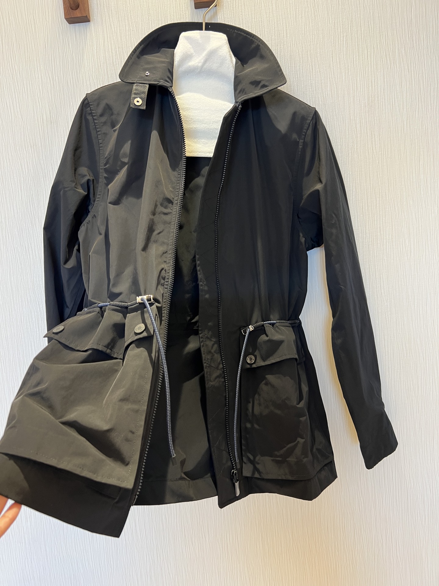 Stylish Nylon Windbreaker Jacket with Drawstring Waist - Sporty & Chic 5 i1755860150807 1512 0 4