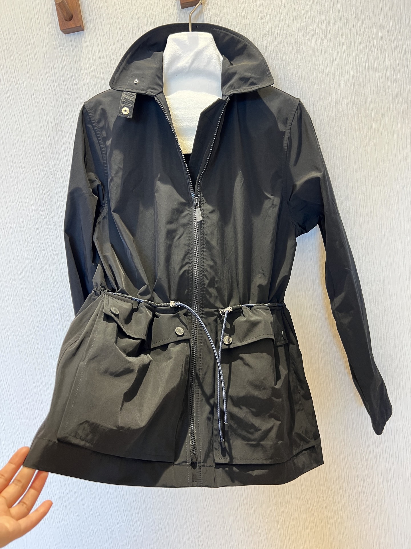 Stylish Nylon Windbreaker Jacket with Drawstring Waist - Sporty & Chic 3 i1755860150838 6640 0 2