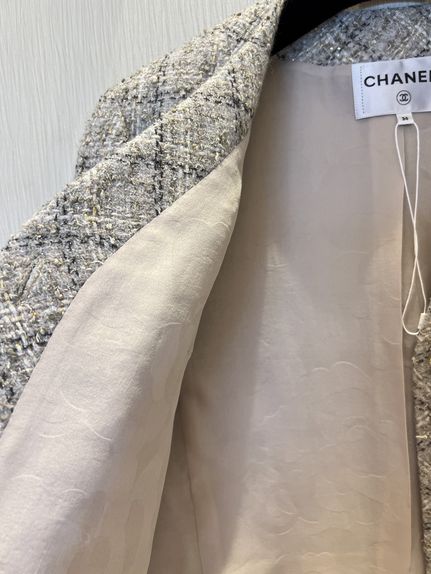 Vintage V-Neck Tweed Jacket with Silk Camellia Lining and Chain Trim 9 i1756009663765 2514 0 7