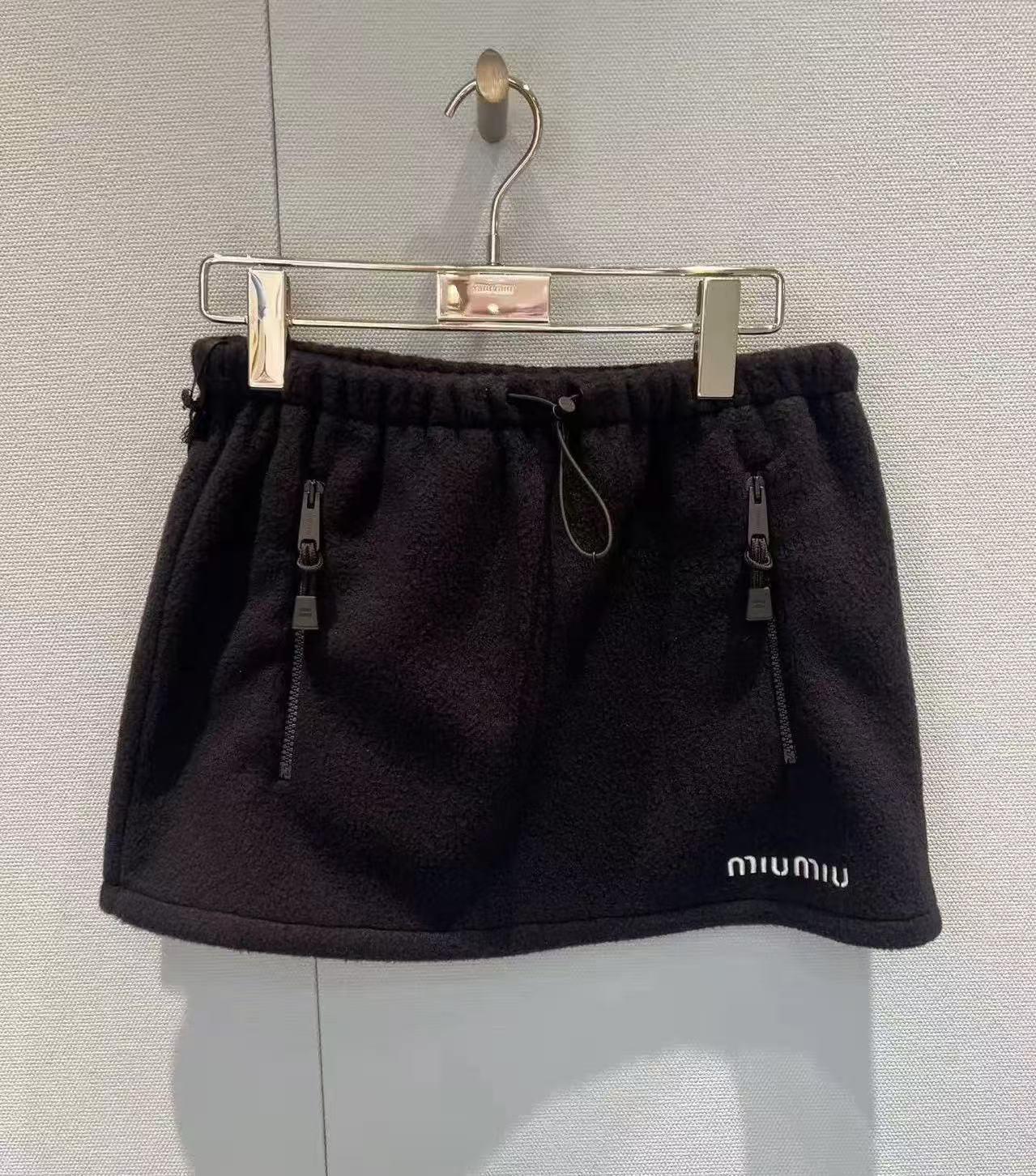 Black Fleece A-Line Mini Skirt with Subtle Logo Detail 5 i1756798788987 8151 0 3