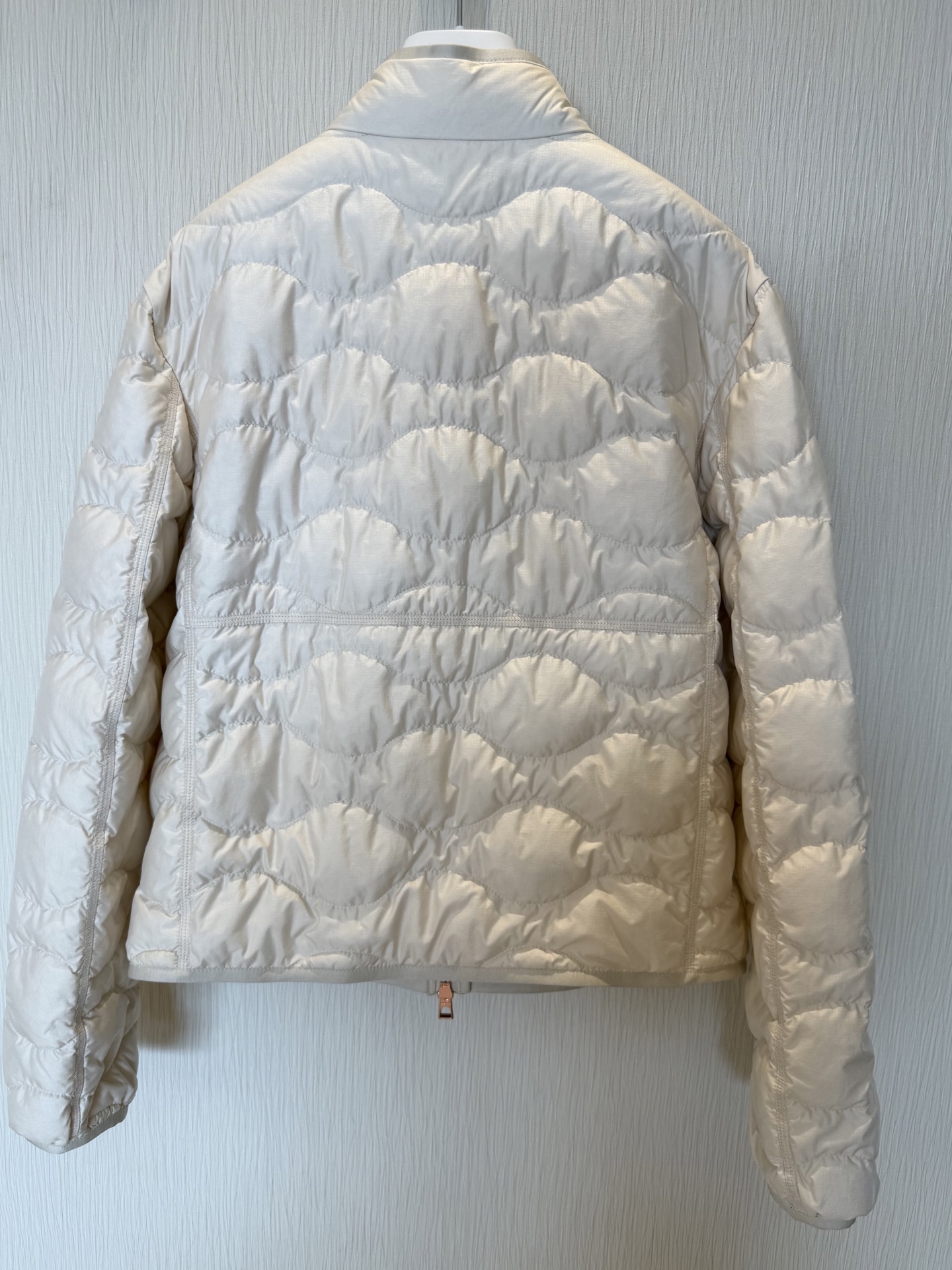 Elegant Wave Pattern Lightweight Down Jacket with Embroidered Gold Label 6 i1758172279686 6970 0 4