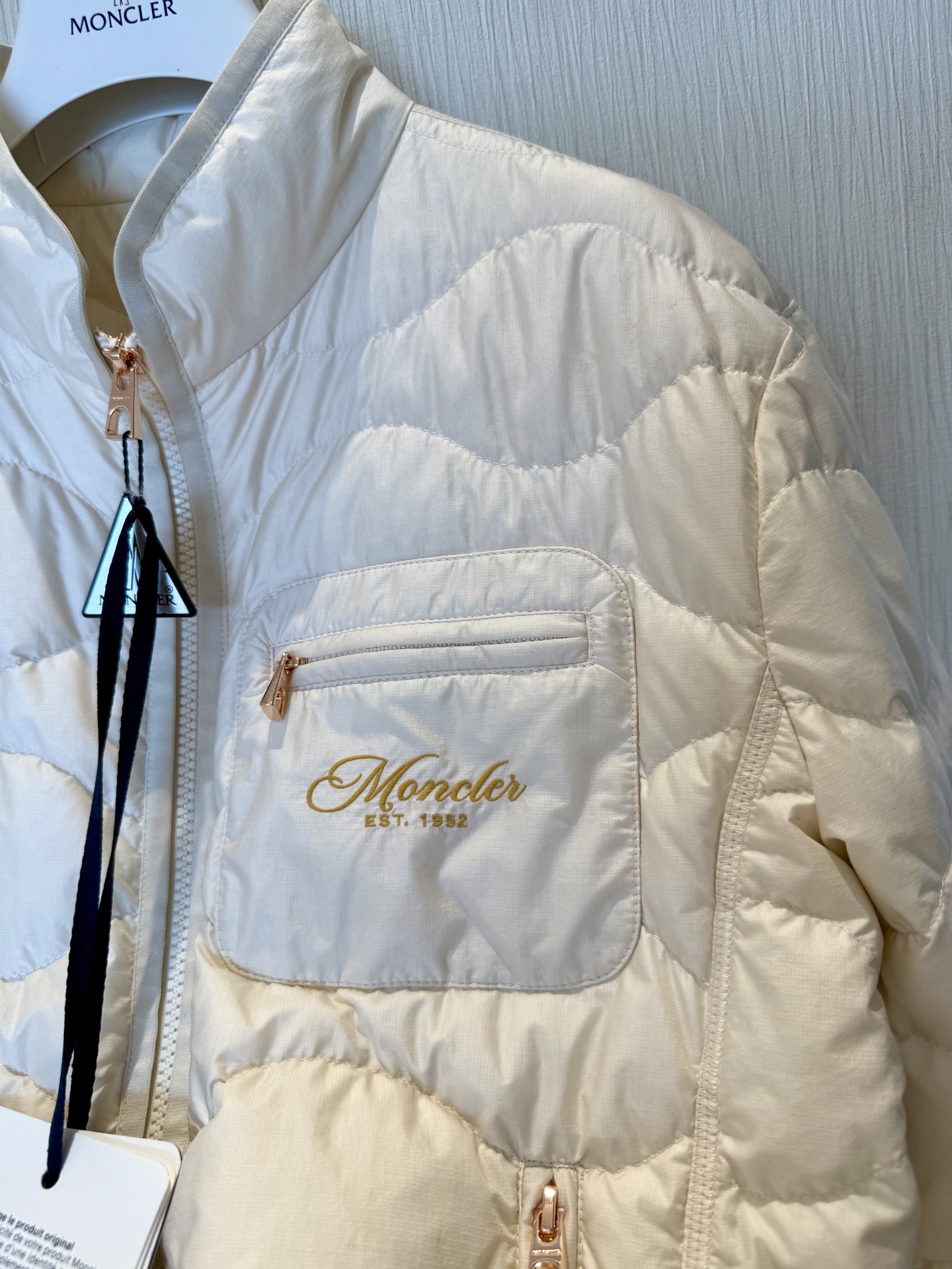 Elegant Wave Pattern Lightweight Down Jacket with Embroidered Gold Label 4 i1758172279687 4126 0 2